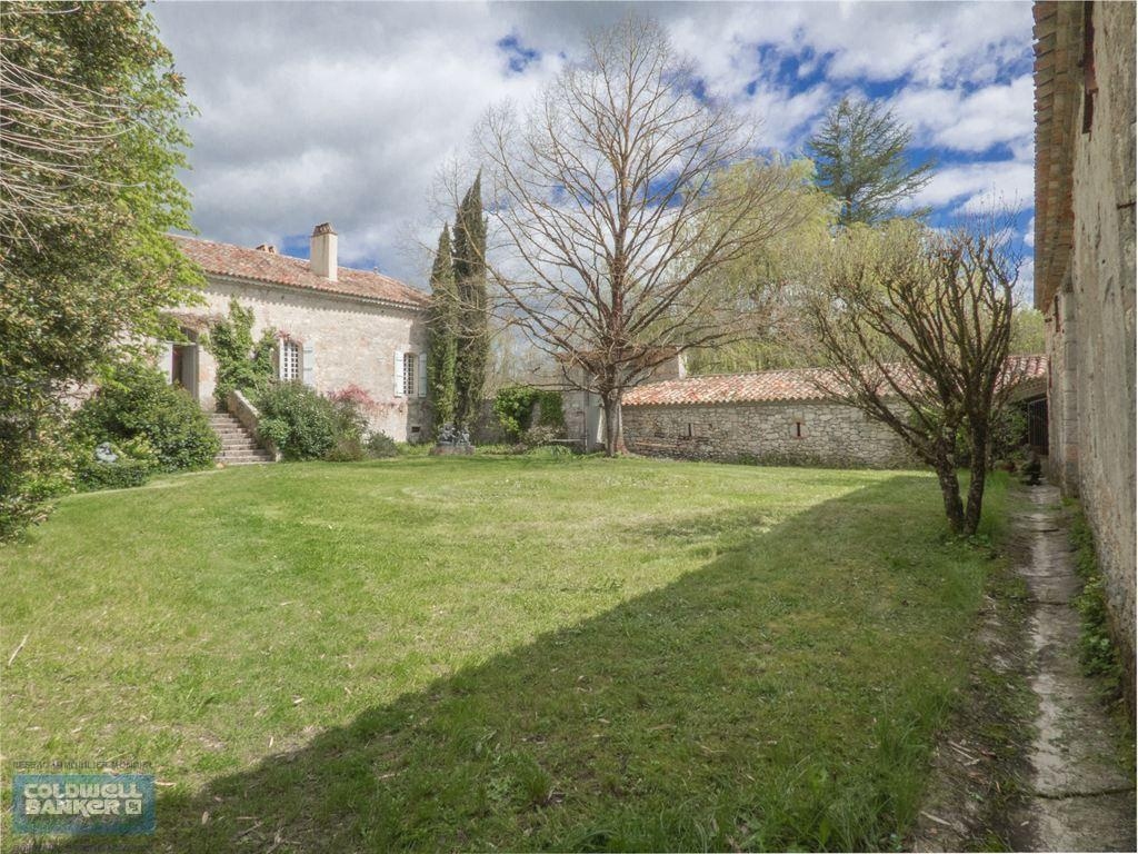 Ferme fortifiée de 240 m² sur une propriété de 30 ha à vendre proche de Villereau