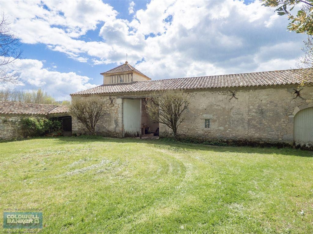 Ferme fortifiée de 240 m² sur une propriété de 30 ha à vendre proche de Villereau