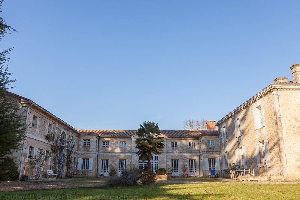 demeure de maitre à vendre sur grande propriété avec piscine chauffée proche Bordeaux