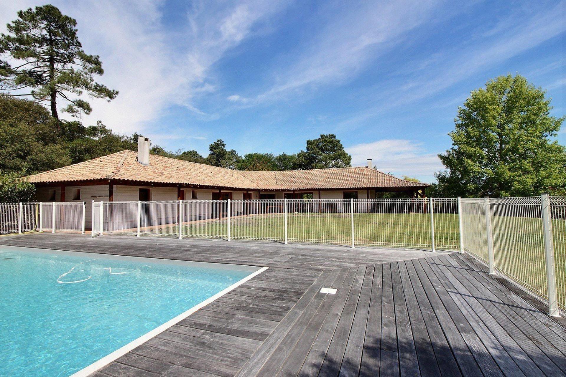 Spacieuse propriété avec terrain de 6093 m² au coeur du Moulleau