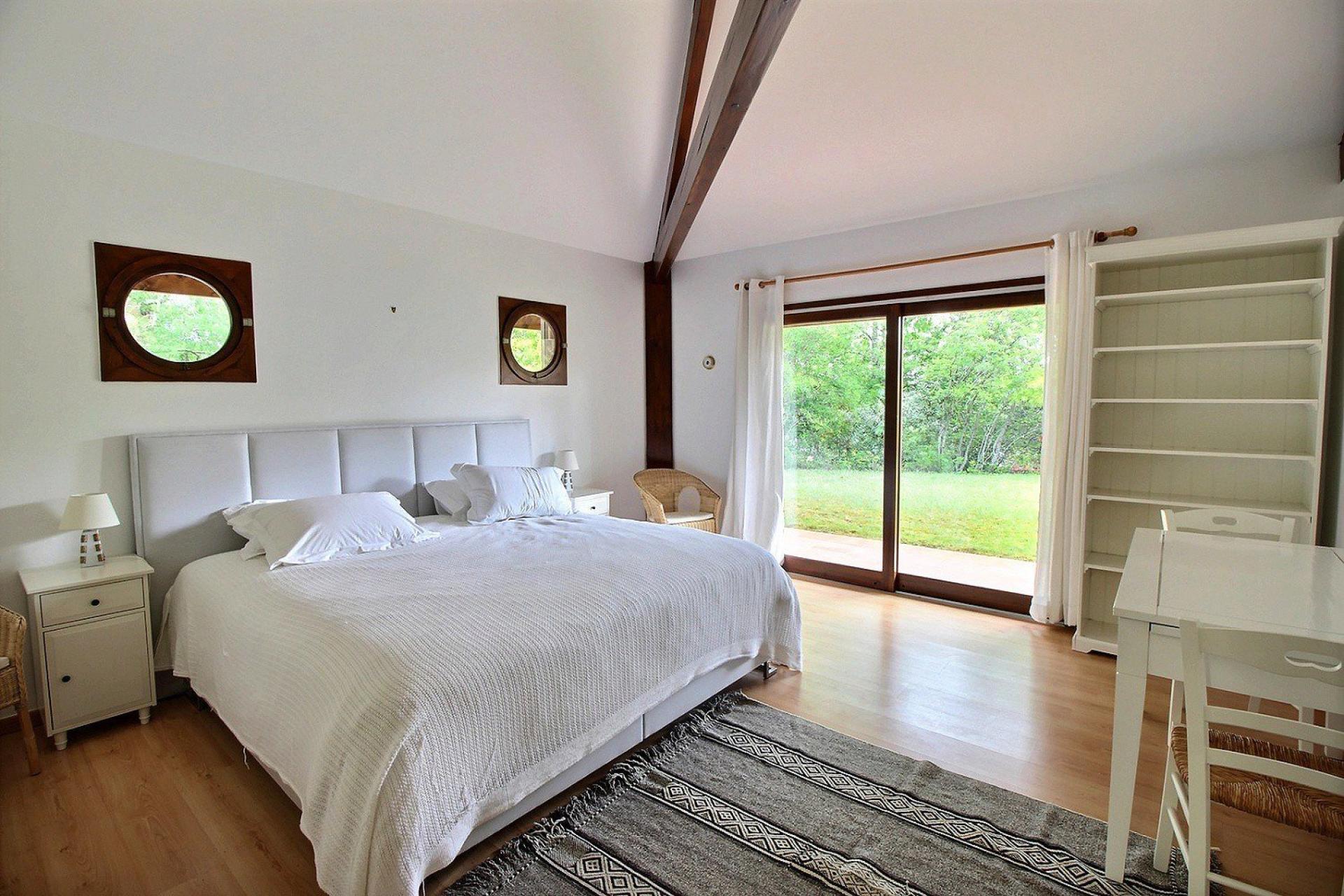 Spacieuse propriété avec terrain de 6093 m² au coeur du Moulleau