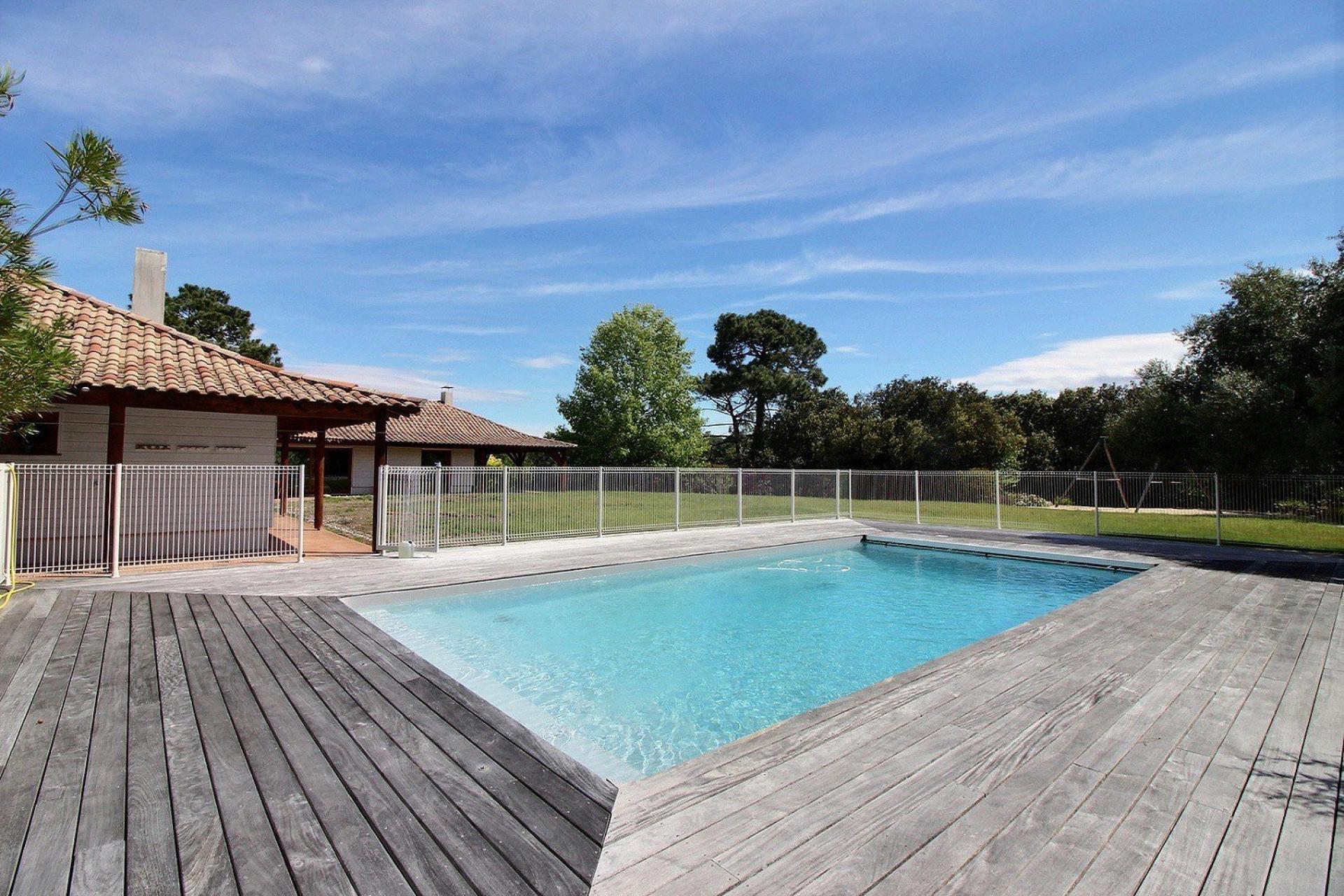 Spacieuse propriété avec terrain de 6093 m² au coeur du Moulleau