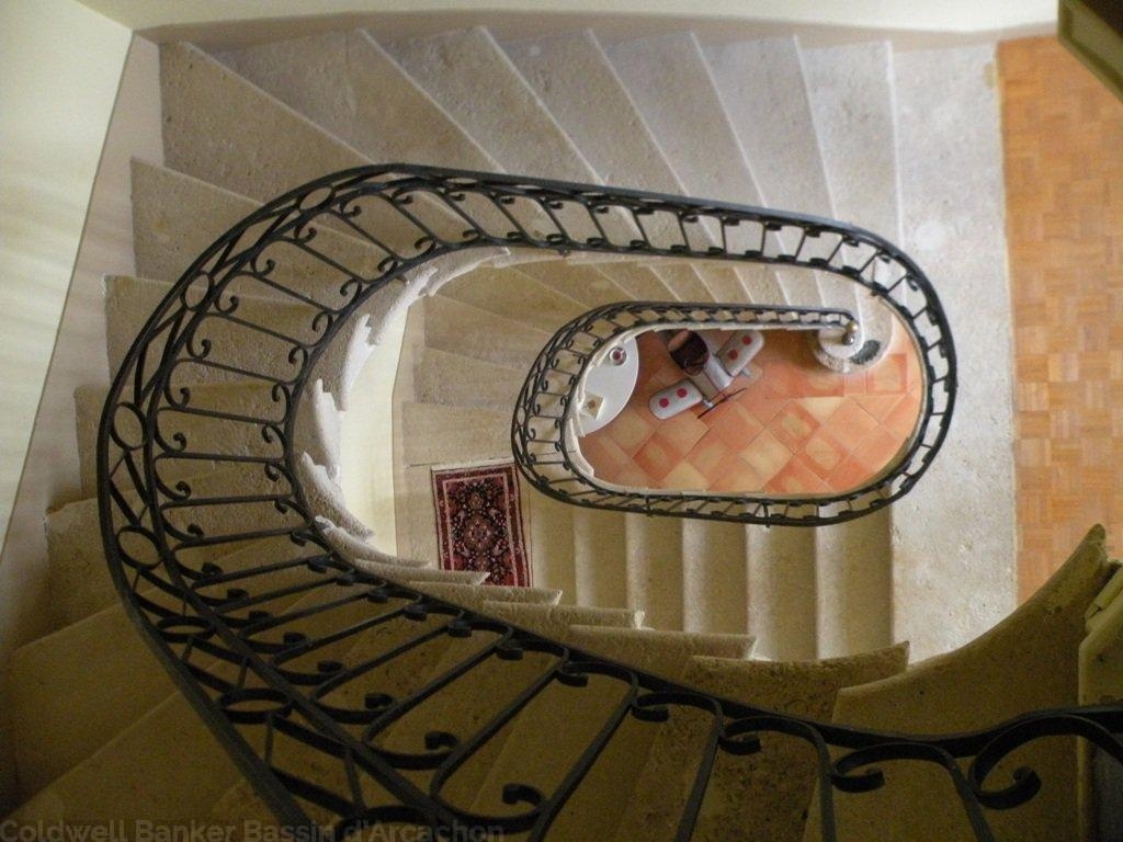 escalier en fer forgé pour cette propriété entièrement rénovée près de Bordeaux