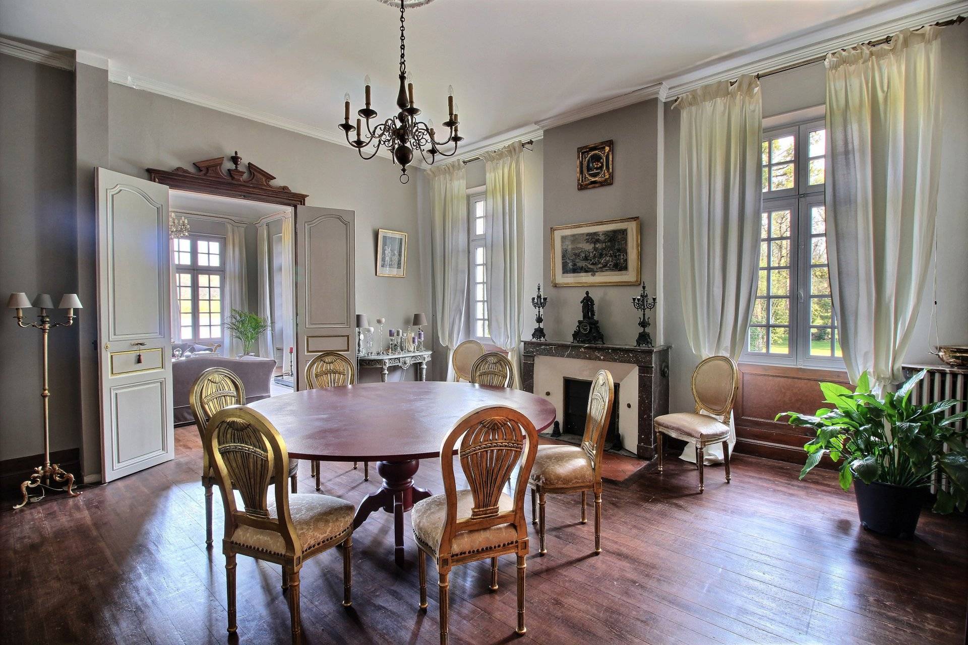 A vendre un château ancien vers Bordeaux