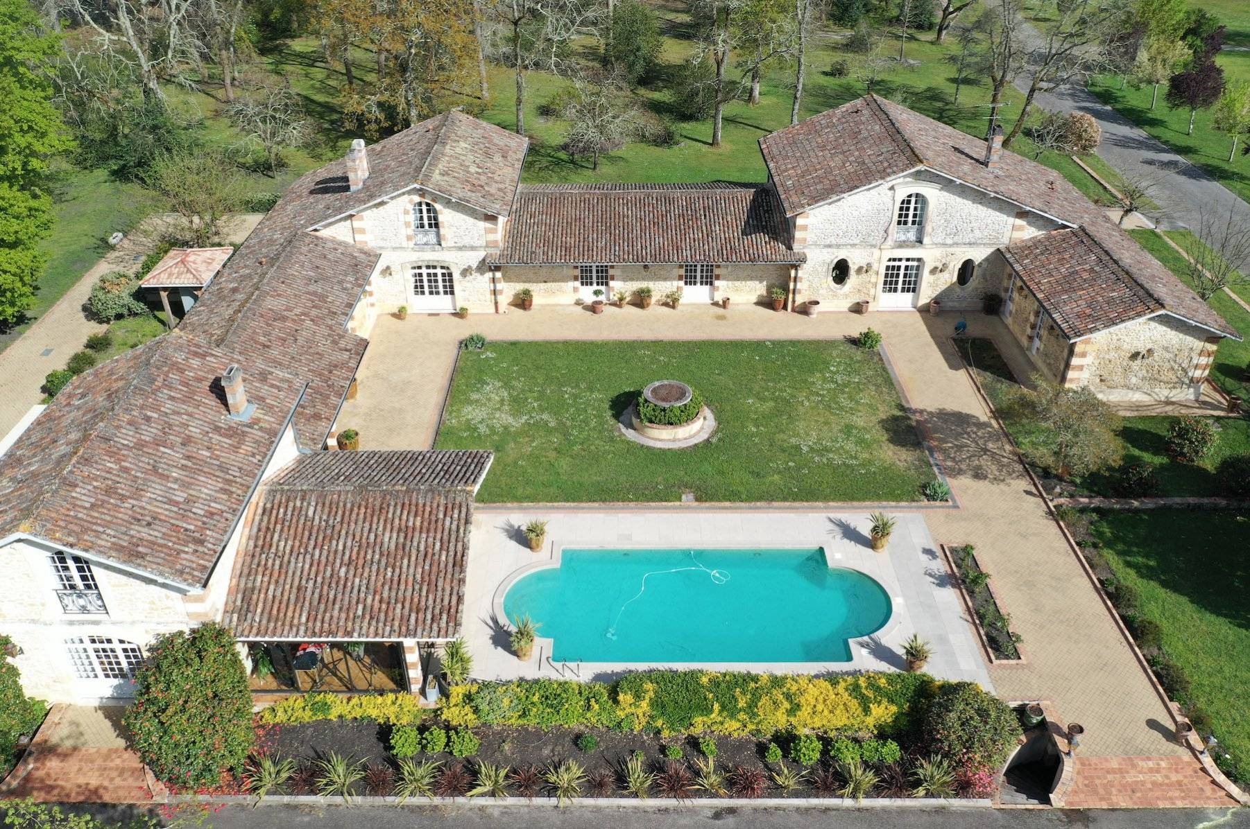 Magnifique propriété familiale au coeur de la forêt proche LA BREDE