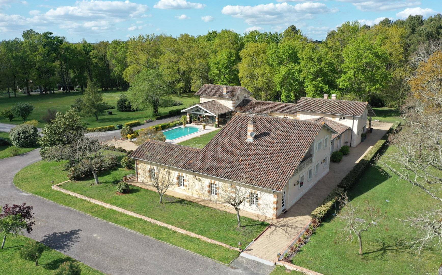 Magnifique propriété familiale au coeur de la forêt proche LA BREDE