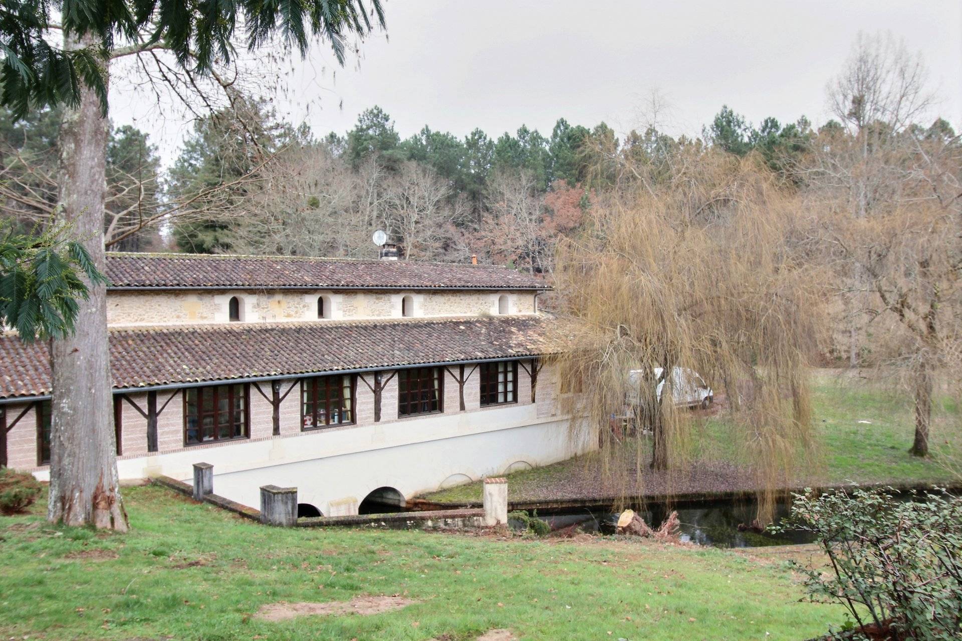 propriété gigantesque contenant plusieurs bâtisses à vendre près de Bordeaux