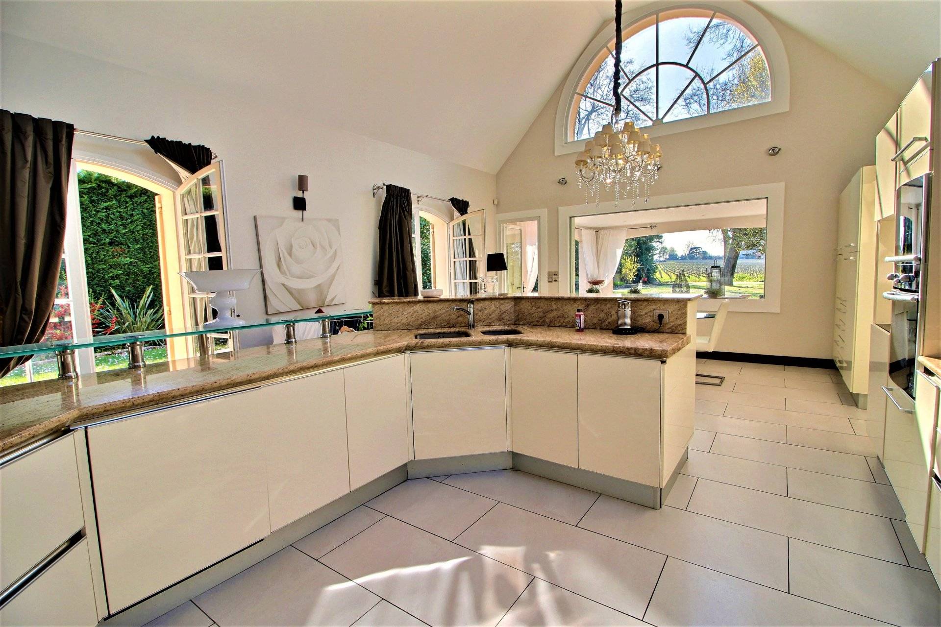 Magnifique maison de prestige à vendre sur les vignes du Château Pape Clément PESSAC