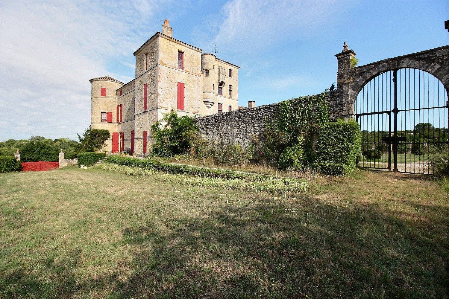 Propriété classée monument historique à vendre à 20 minutes de BORDEAUX