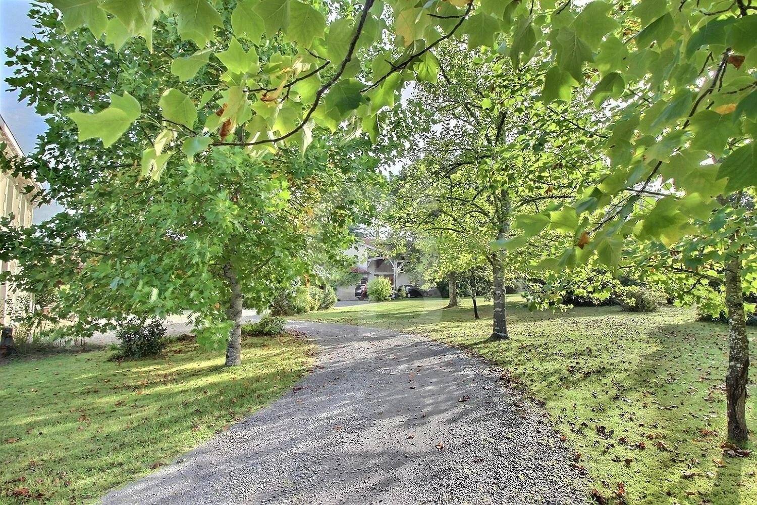 Propriété avec grand terrain à vendre entre Bordeaux et Arcachon