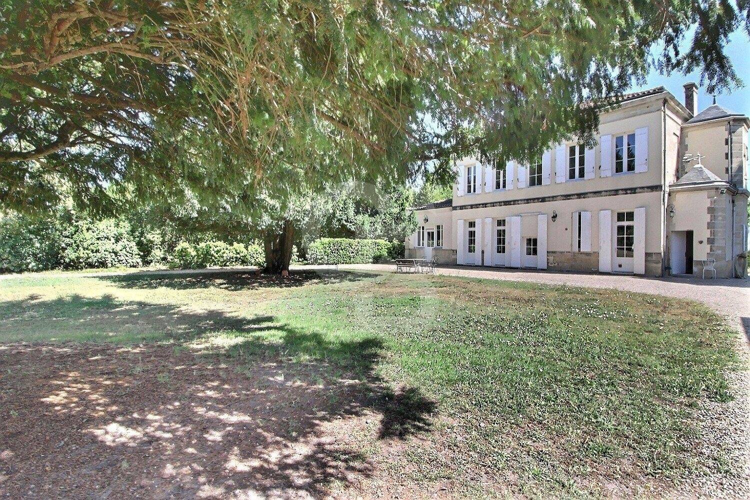 Maison de maître XIXe siècle à vendre à 30 minutes de Bordeaux AMBARES ET LAGRAVE