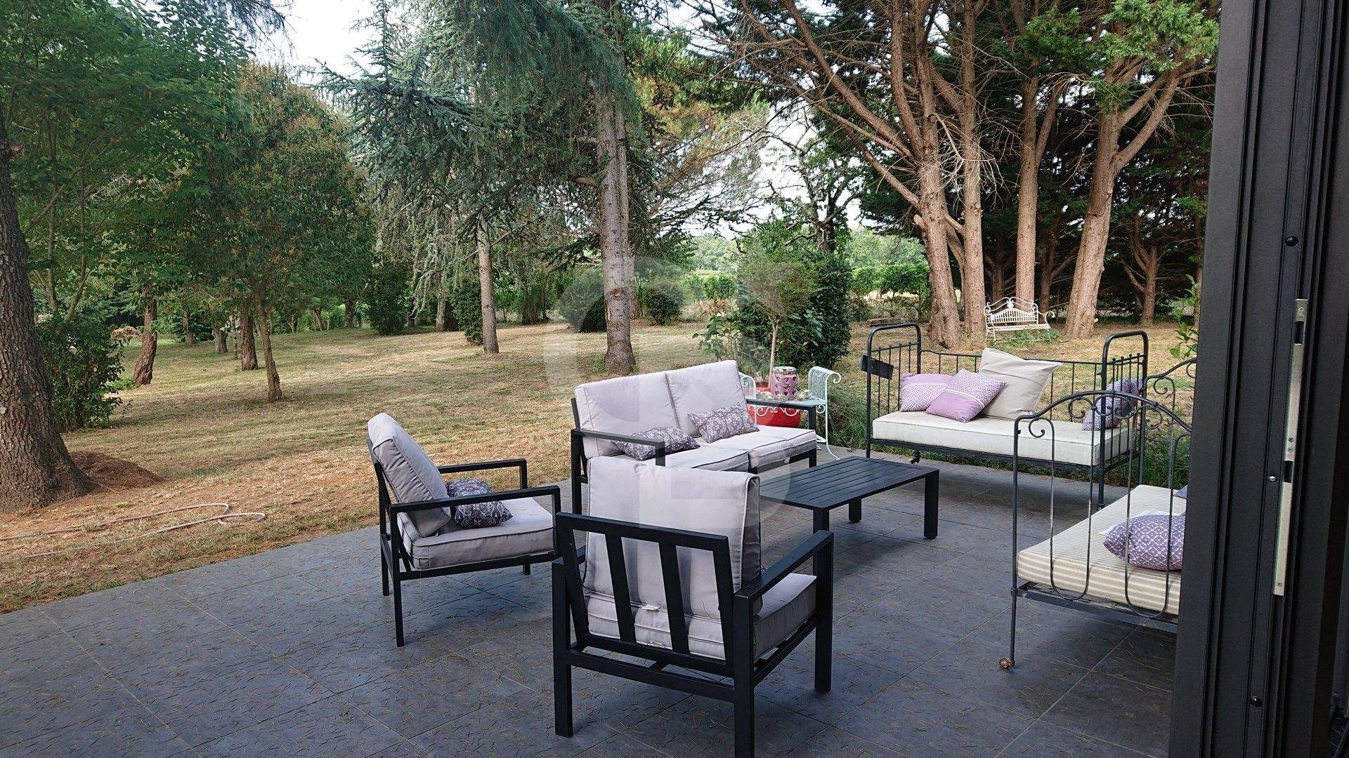 Belle maison girondine avec dépendance et grand terrain à vendre près de GENSAC