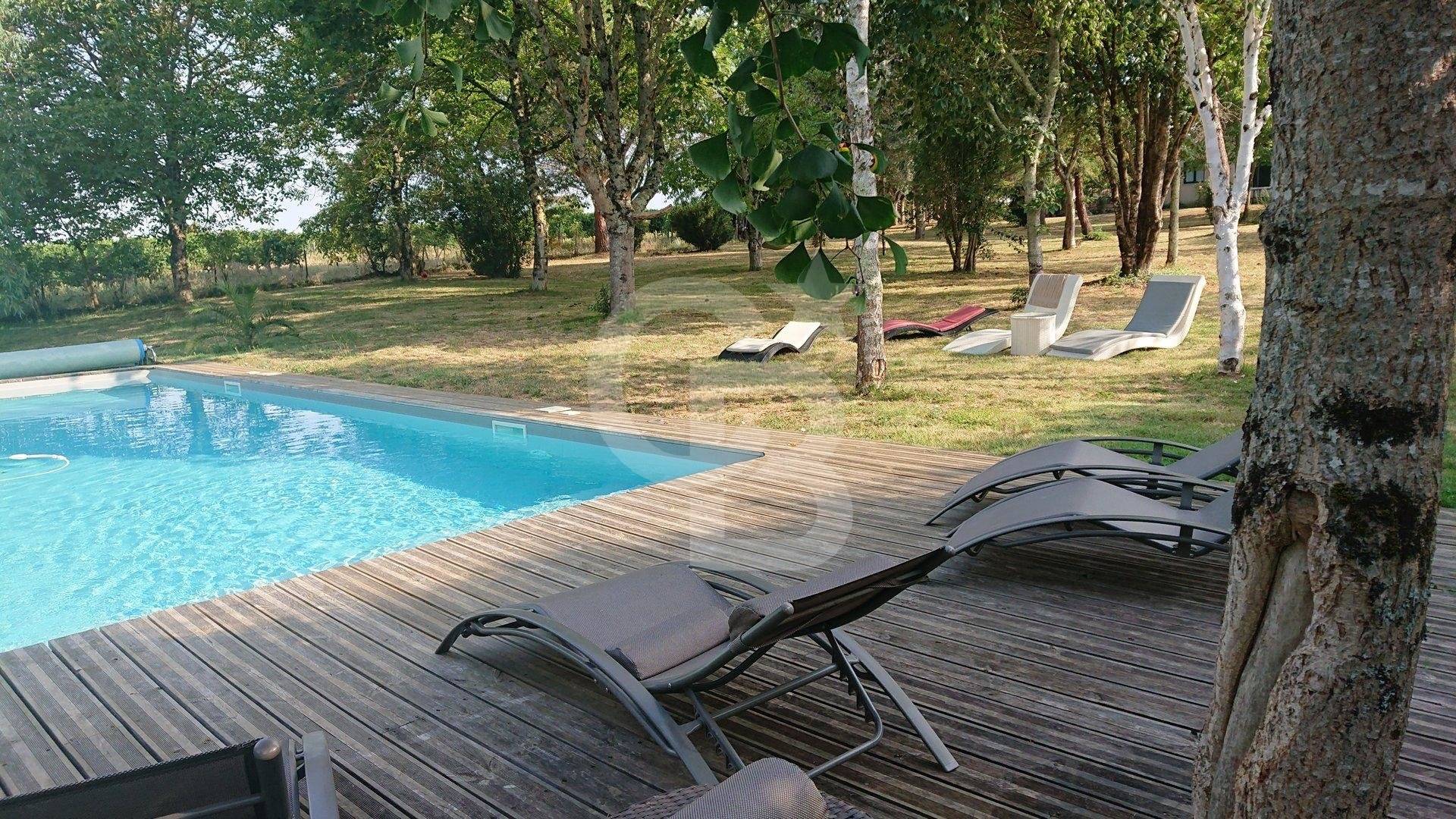 Belle maison girondine avec dépendance et grand terrain à vendre près de GENSAC