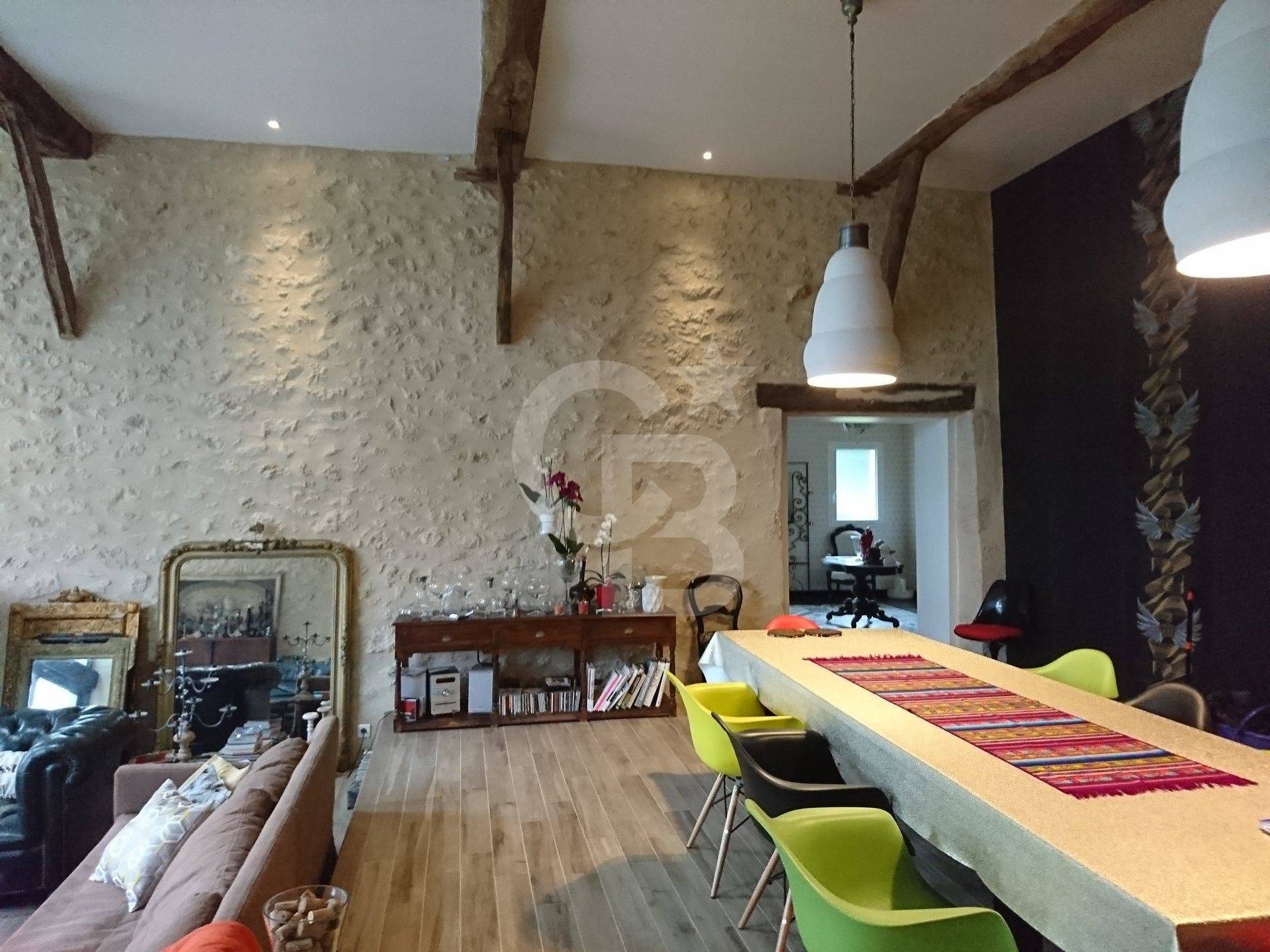 Belle maison girondine avec dépendance et grand terrain à vendre près de GENSAC