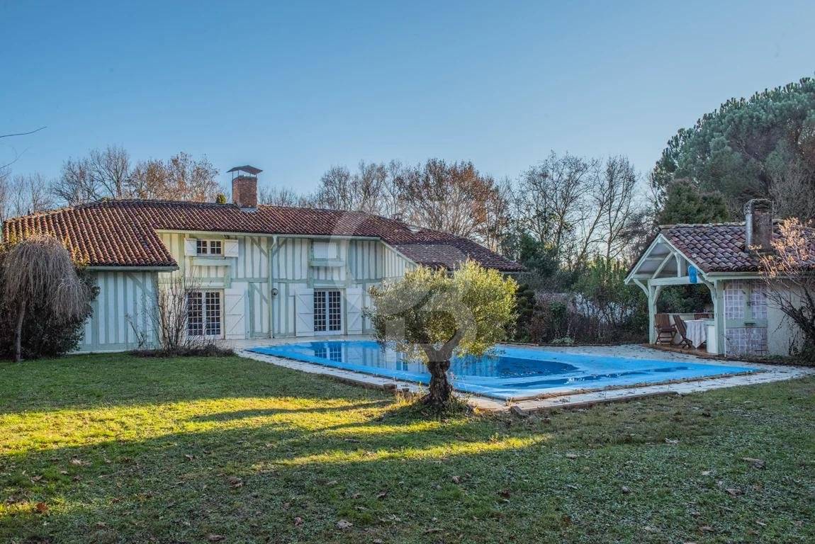 Belle propriété de campagne avec dépendance à vendre 15 minutes plage dans les LANDES