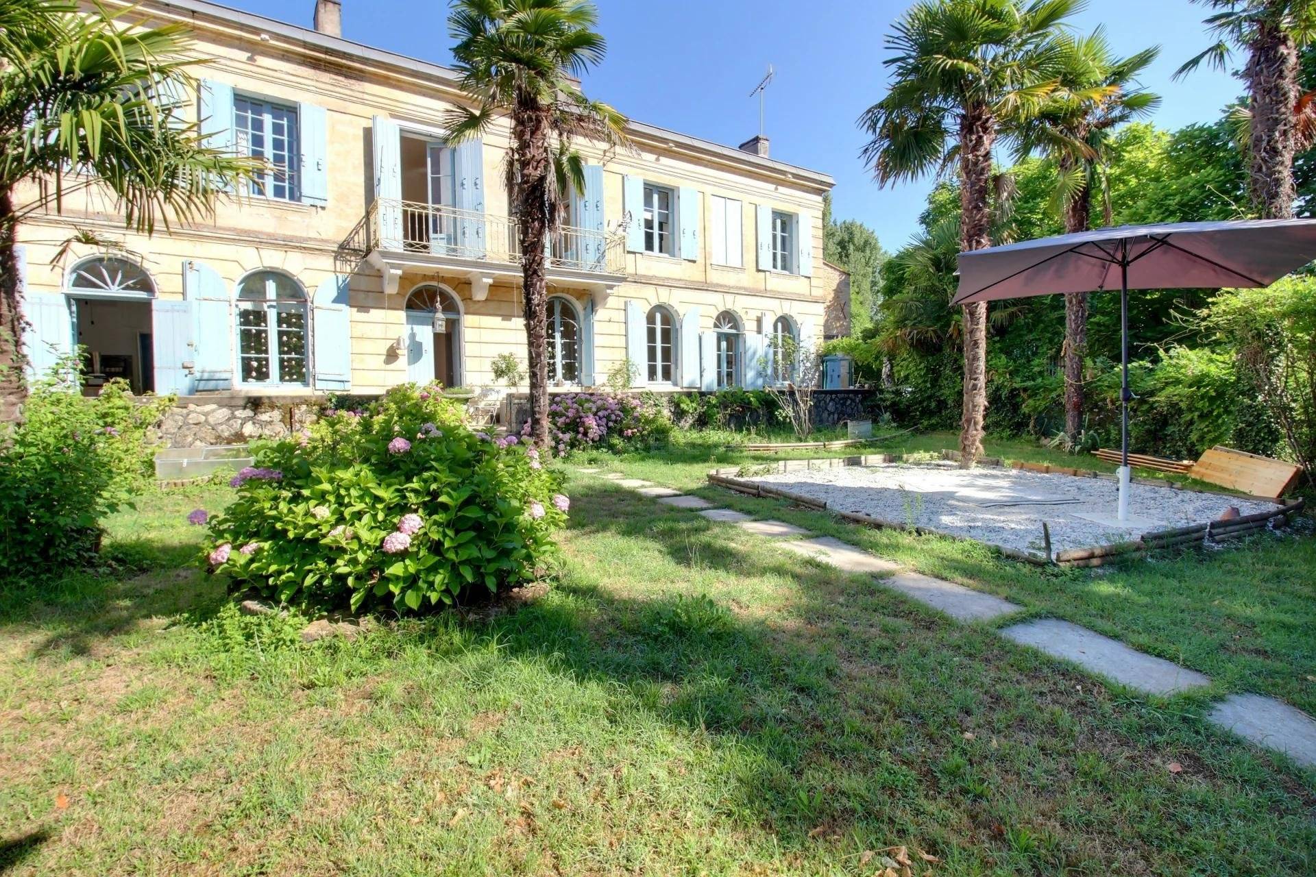 Demeure girondine avec dépendances et piscine - près de Loupiac