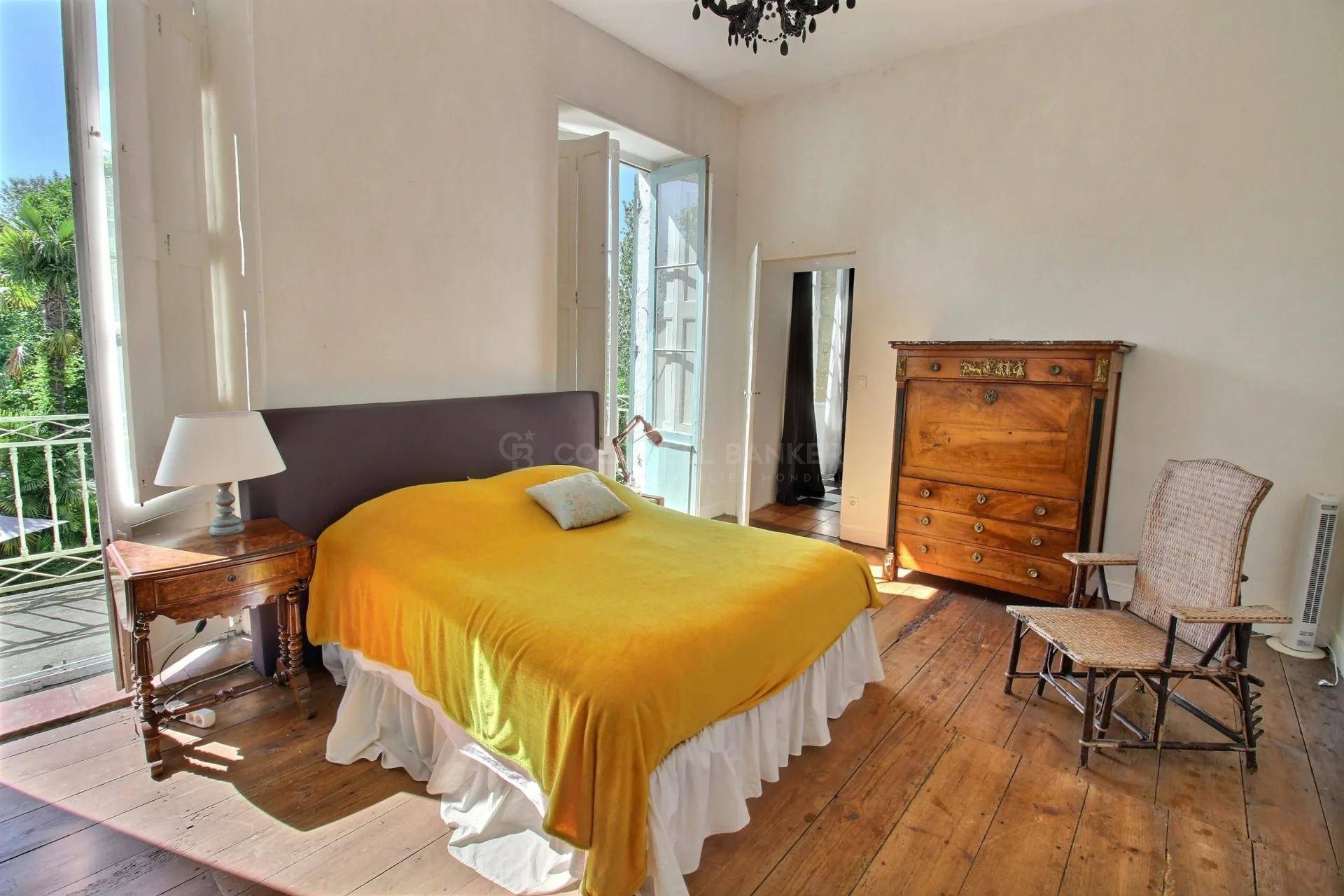 Demeure girondine avec dépendances et piscine - près de Loupiac