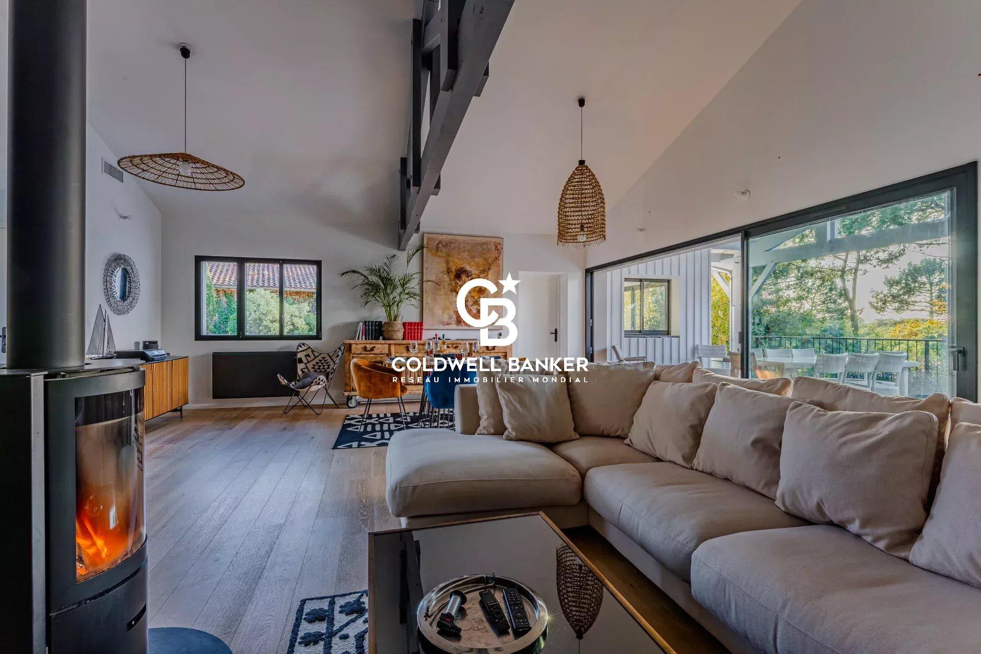 Élégance et confort familial à Pyla sur Mer – villa rénovée à deux pas de la plage et nichée dans les pins