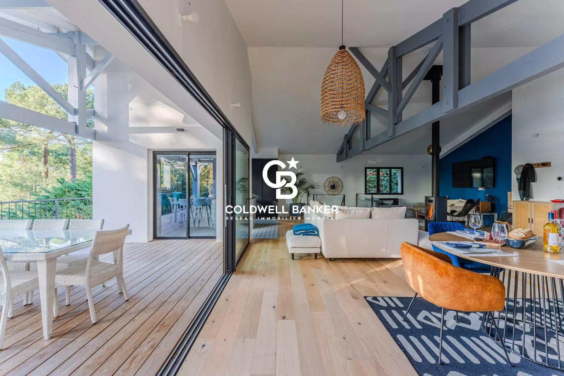 Élégance et confort familial à Pyla sur Mer – villa rénovée à deux pas de la plage et nichée dans les pins