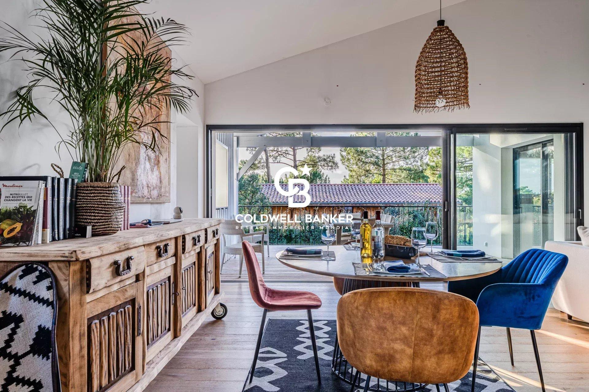 Élégance et confort familial à Pyla sur Mer – villa rénovée à deux pas de la plage et nichée dans les pins