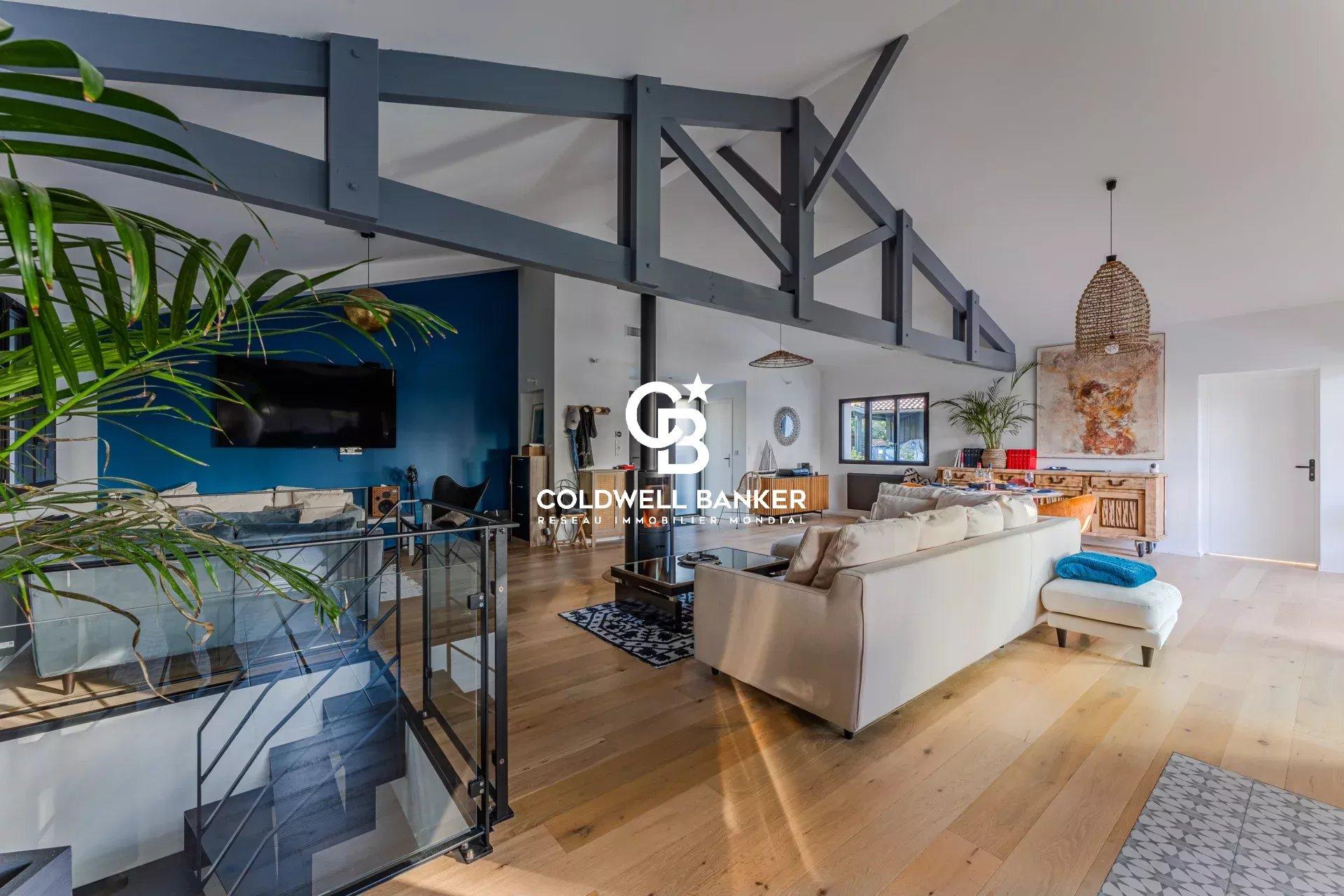 Élégance et confort familial à Pyla sur Mer – villa rénovée à deux pas de la plage et nichée dans les pins