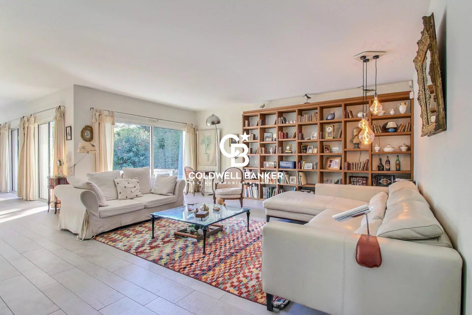 Lumière et volumes près du Moulleau – grande villa rénovée avec piscine et jardin paysagé