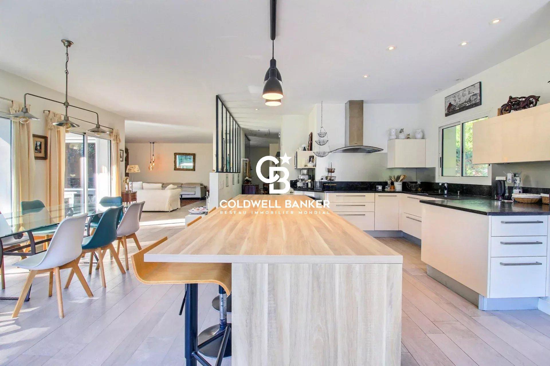 Lumière et volumes près du Moulleau – grande villa rénovée avec piscine et jardin paysagé