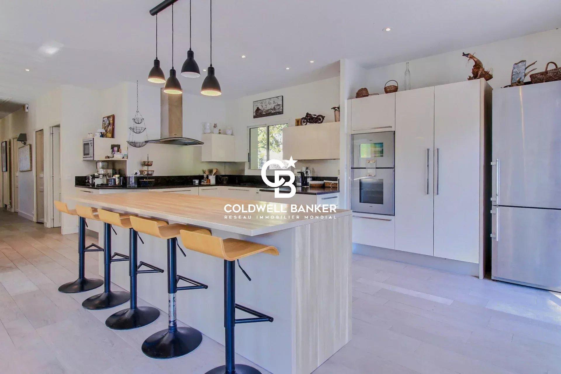 Lumière et volumes près du Moulleau – grande villa rénovée avec piscine et jardin paysagé