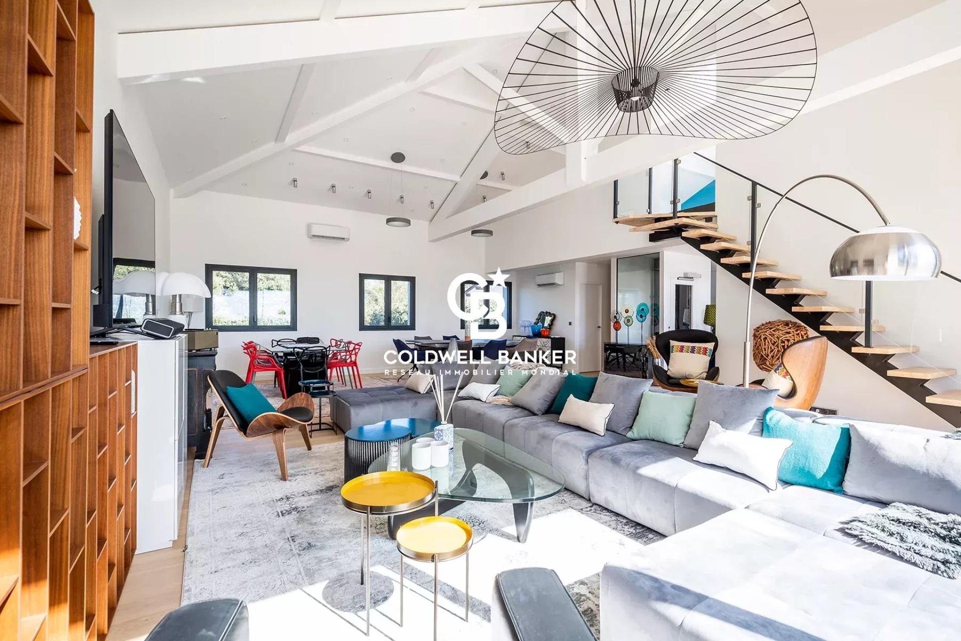 Vue bassin et prestations d’exception à deux pas du Moulleau – villa familiale avec piscine, ascenseur et 9 chambres