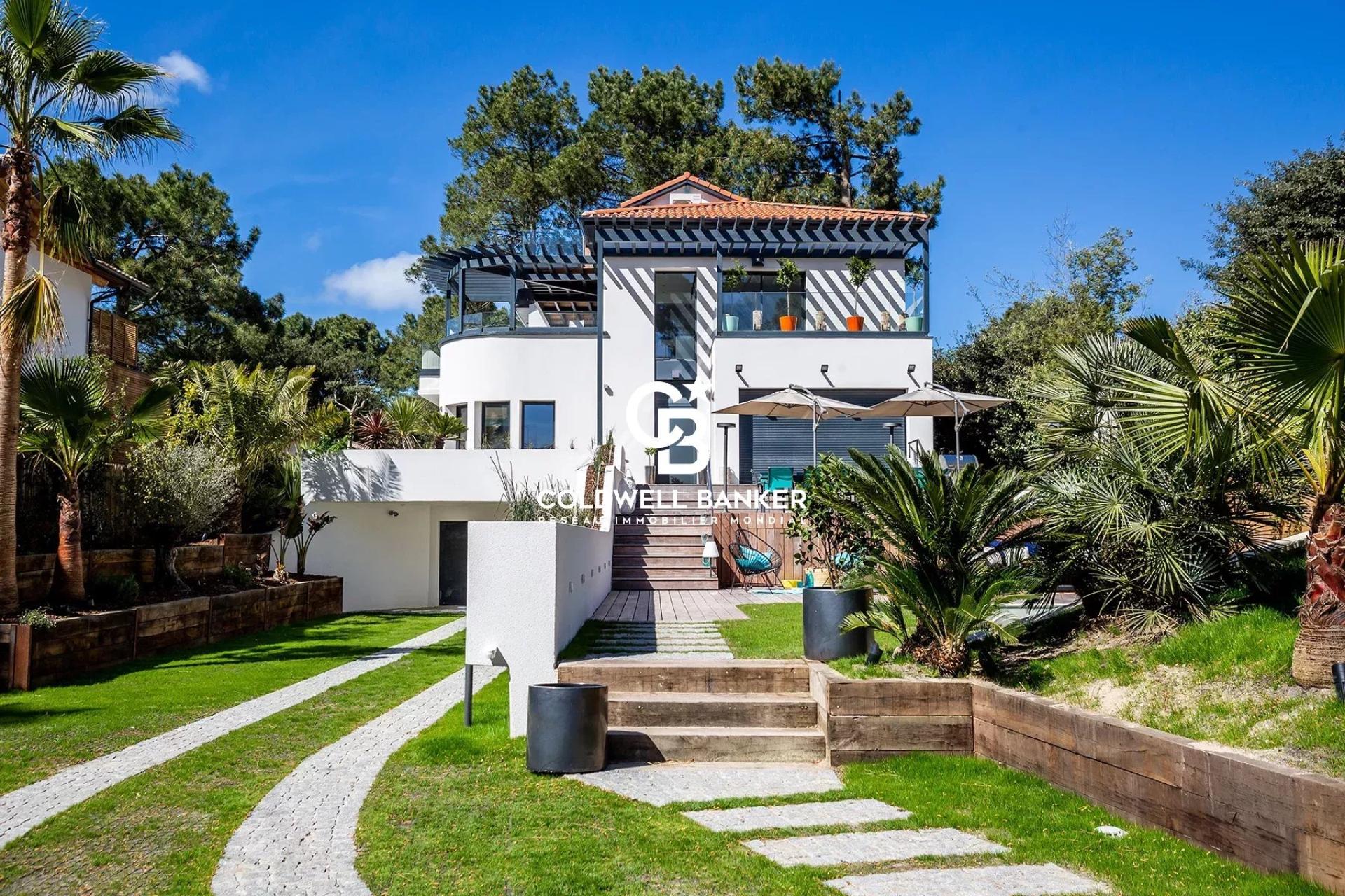 Vue bassin et prestations d’exception à deux pas du Moulleau – villa familiale avec piscine, ascenseur et 9 chambres