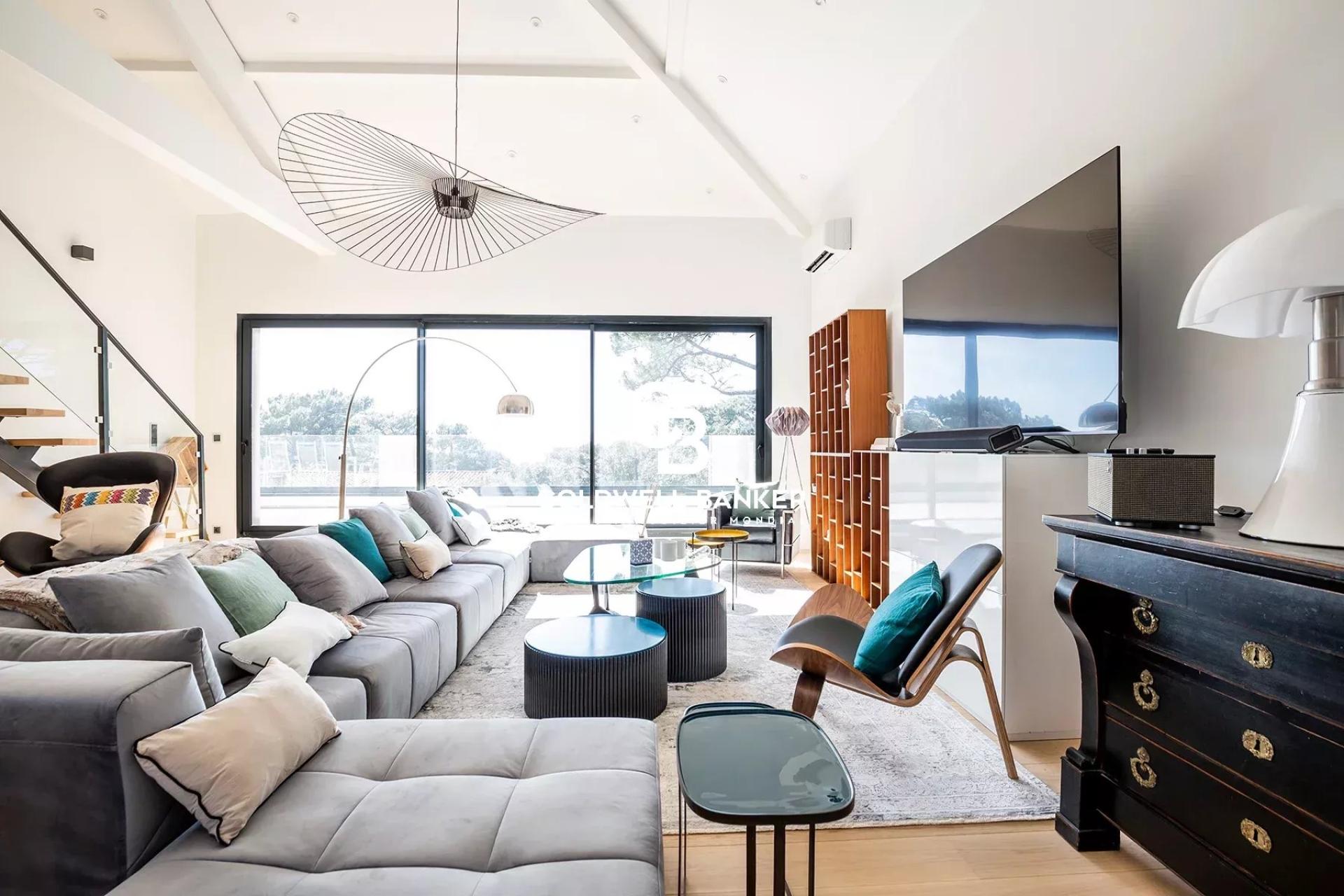 Vue bassin et prestations d’exception à deux pas du Moulleau – villa familiale avec piscine, ascenseur et 9 chambres