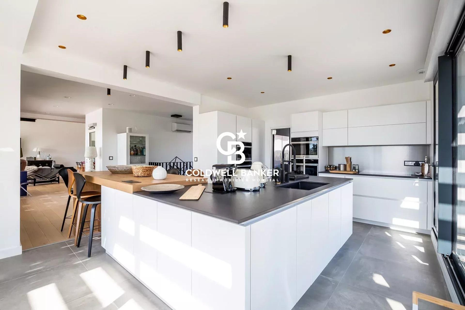 Vue bassin et prestations d’exception à deux pas du Moulleau – villa familiale avec piscine, ascenseur et 9 chambres