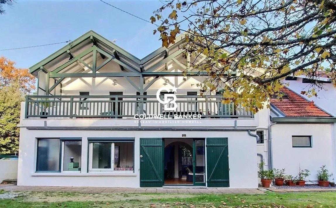 Propriété familiale d’exception en seconde ligne à Pereire