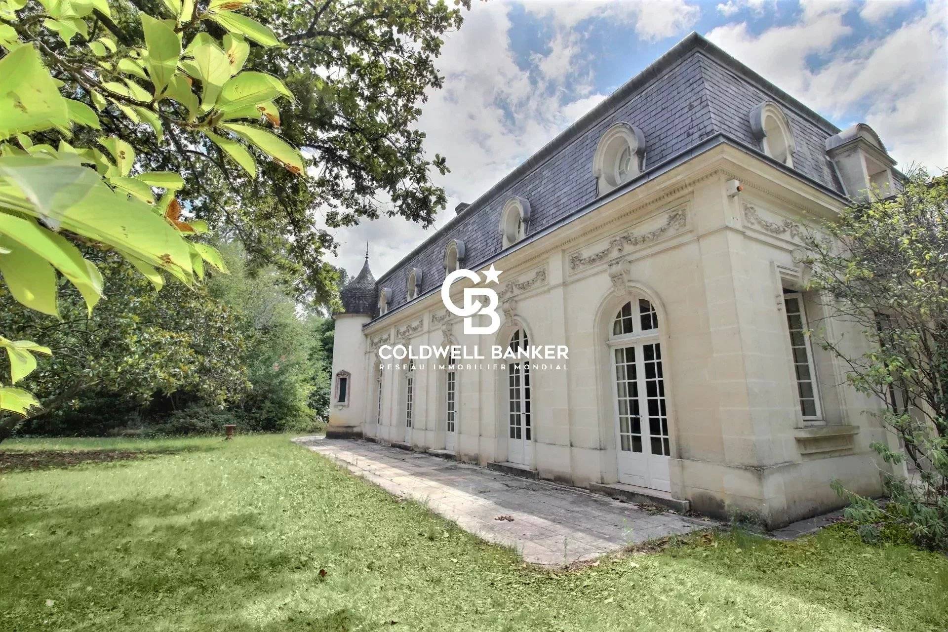 Chartreuse du XIXème siècle avec dépendances et parc 1,4 hectares - Mérignac
