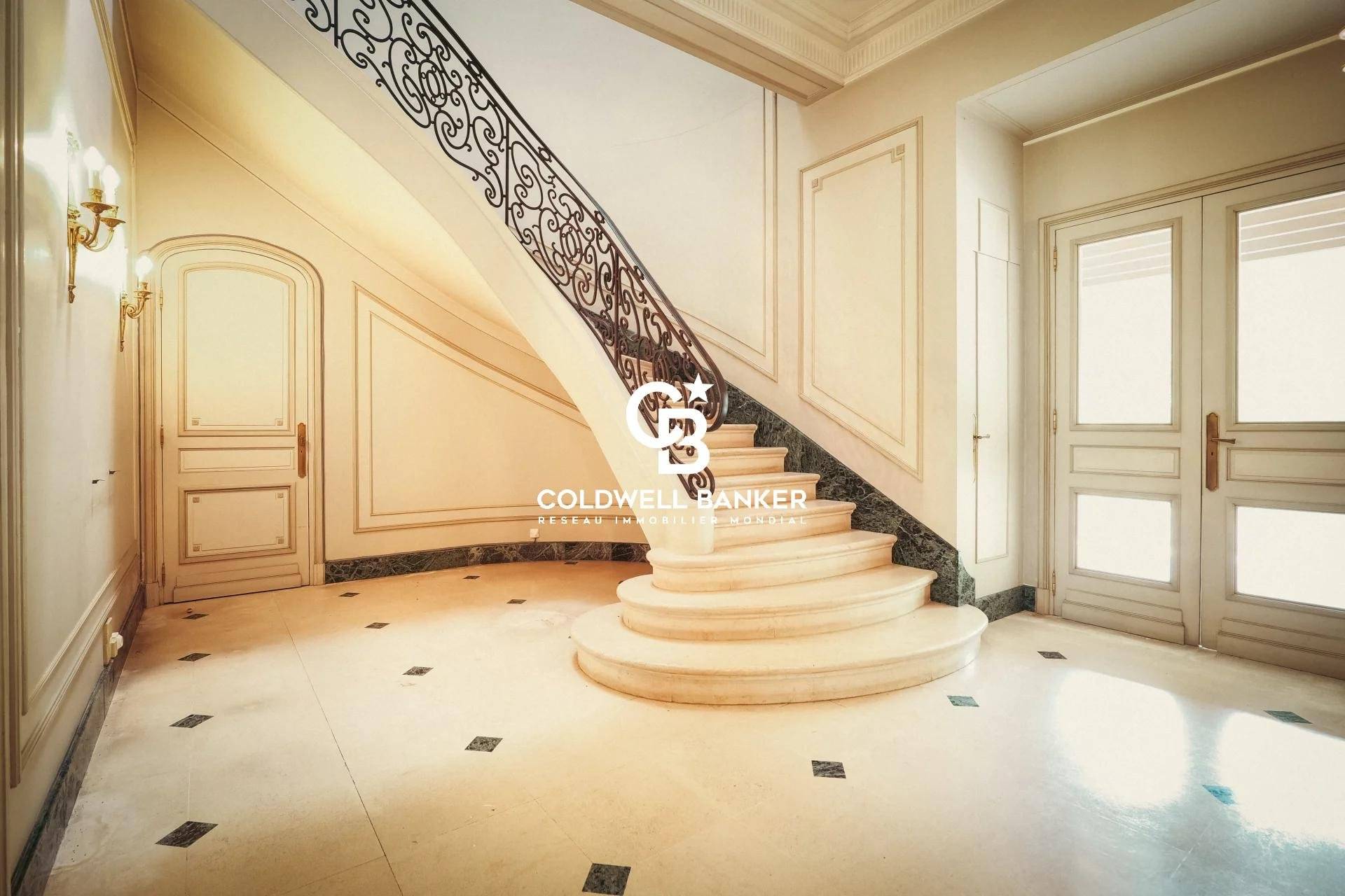 Chartreuse du XIXème siècle avec dépendances et parc 1,4 hectares - Mérignac