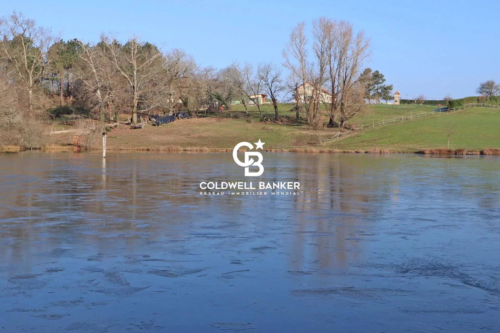 Maison de campagne au bord d'un étang à vendre proche Bergerac