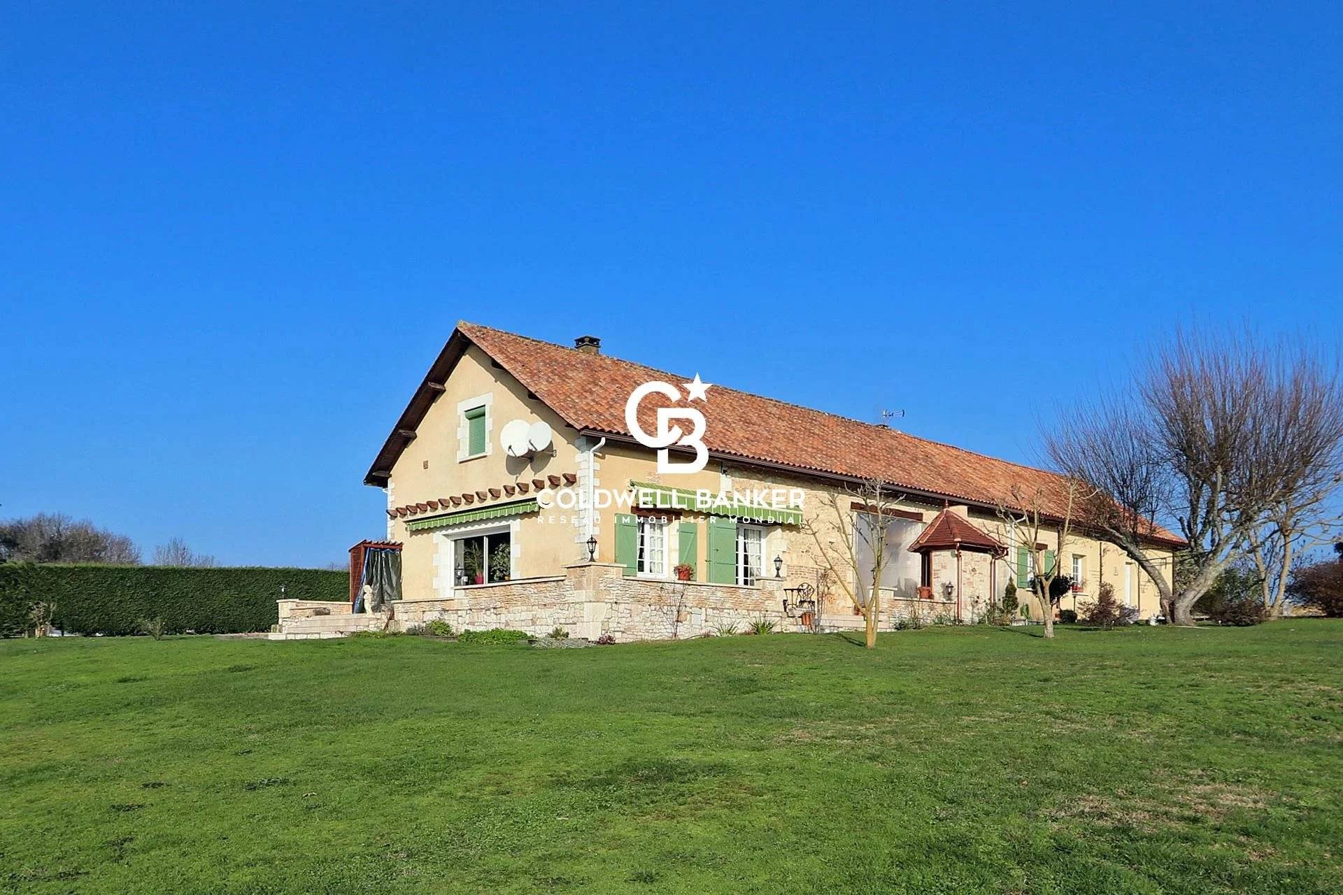 Maison de campagne au bord d'un étang à vendre proche Bergerac