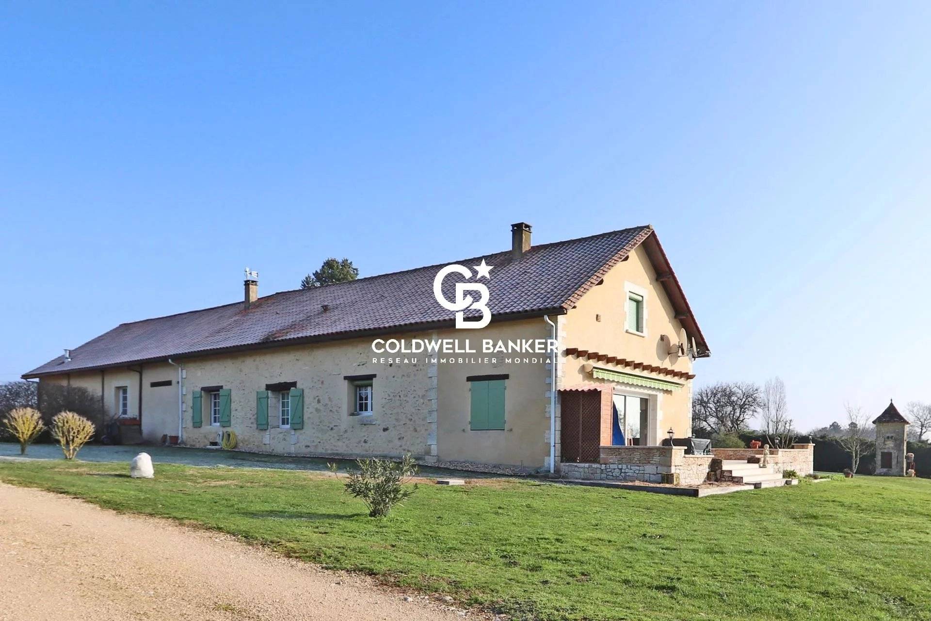 Maison de campagne au bord d'un étang à vendre proche Bergerac