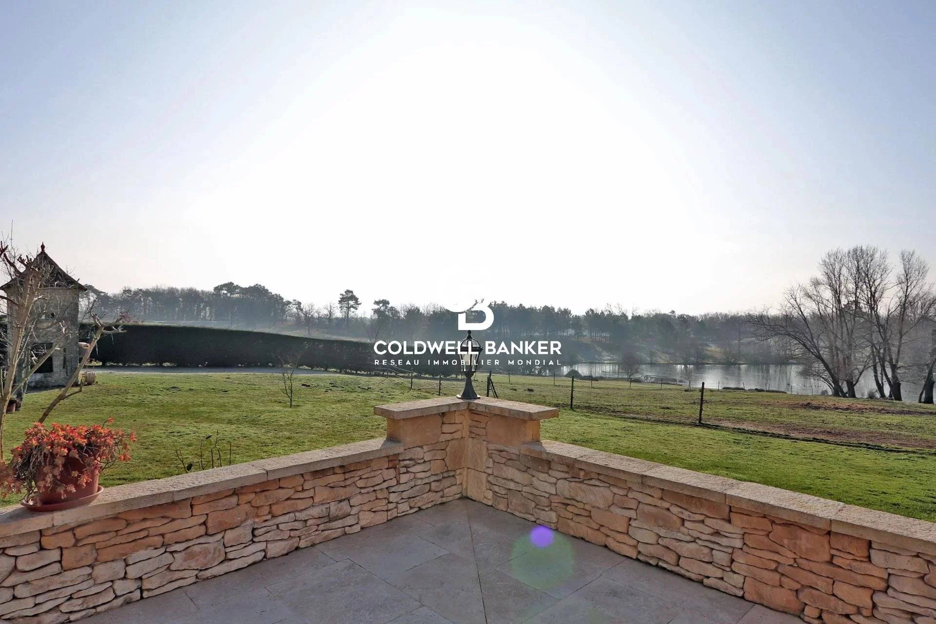 Maison de campagne au bord d'un étang à vendre proche Bergerac