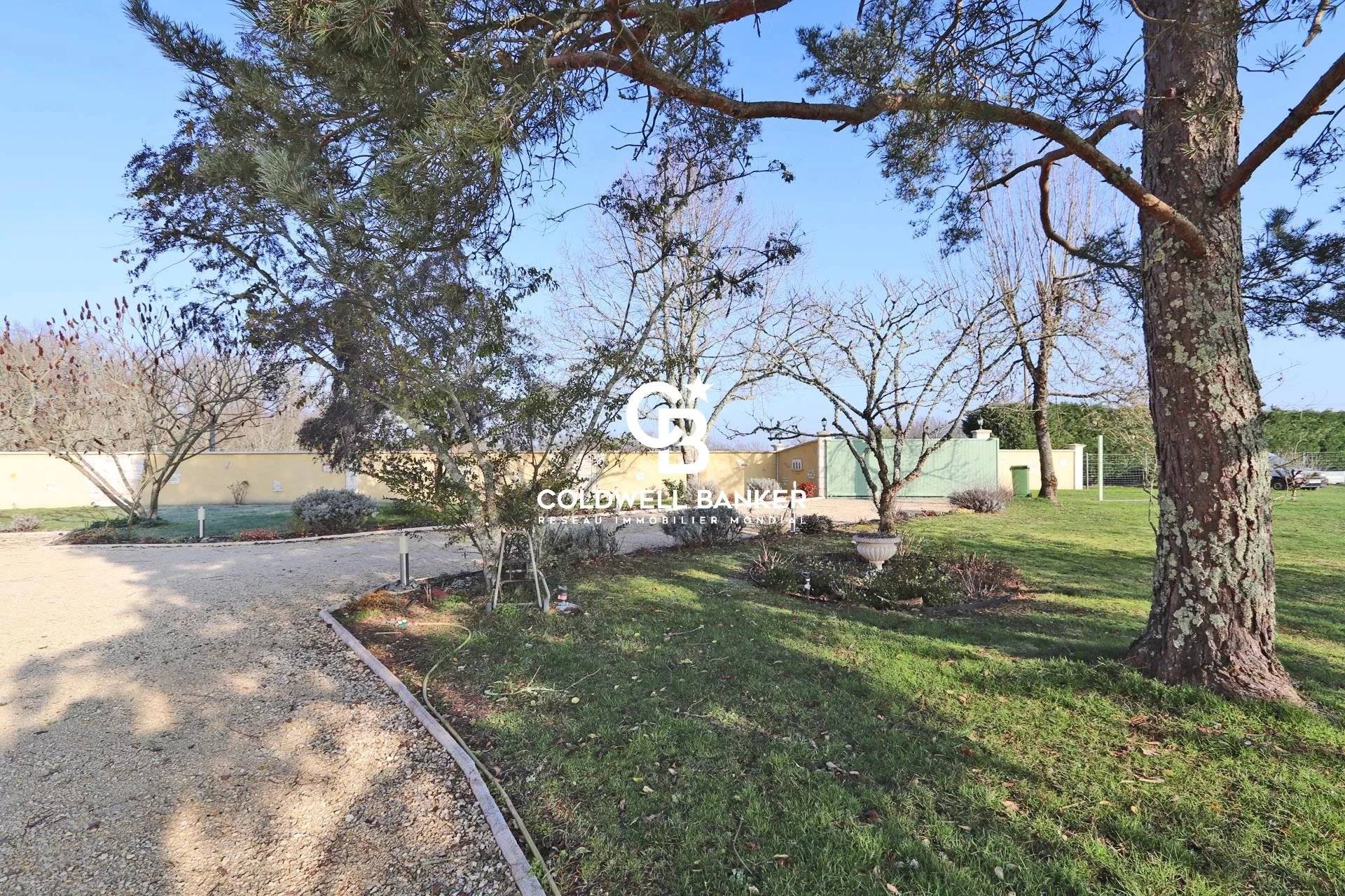 Maison de campagne au bord d'un étang à vendre proche Bergerac