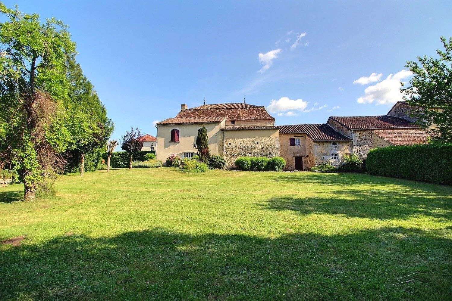 Maison en pierre avec vue sur la campagne - Proche Bergerac