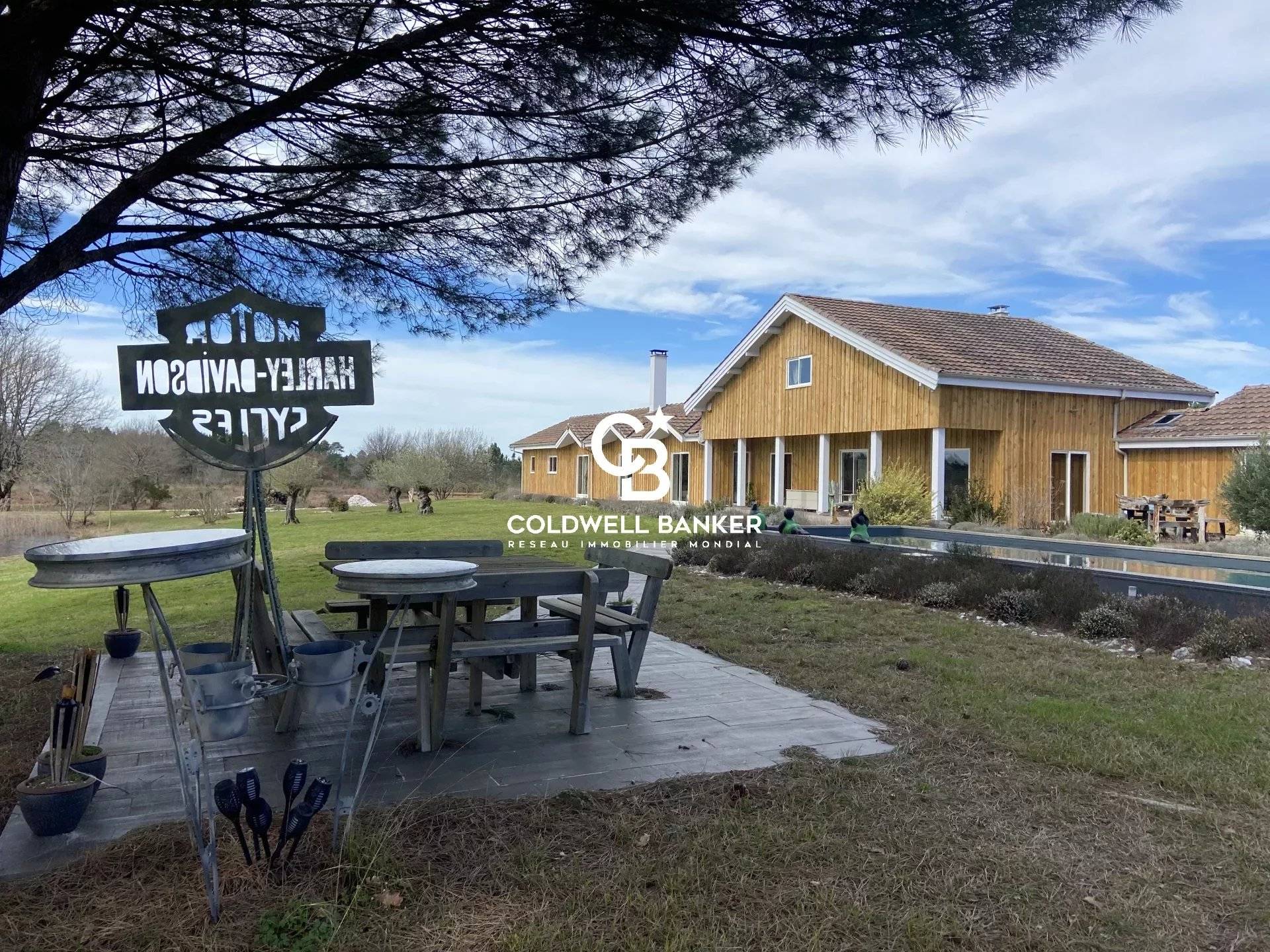 Propriété équestre type ranch sur 54 hectares avec étang à vendre à 30 minutes de Bordeaux