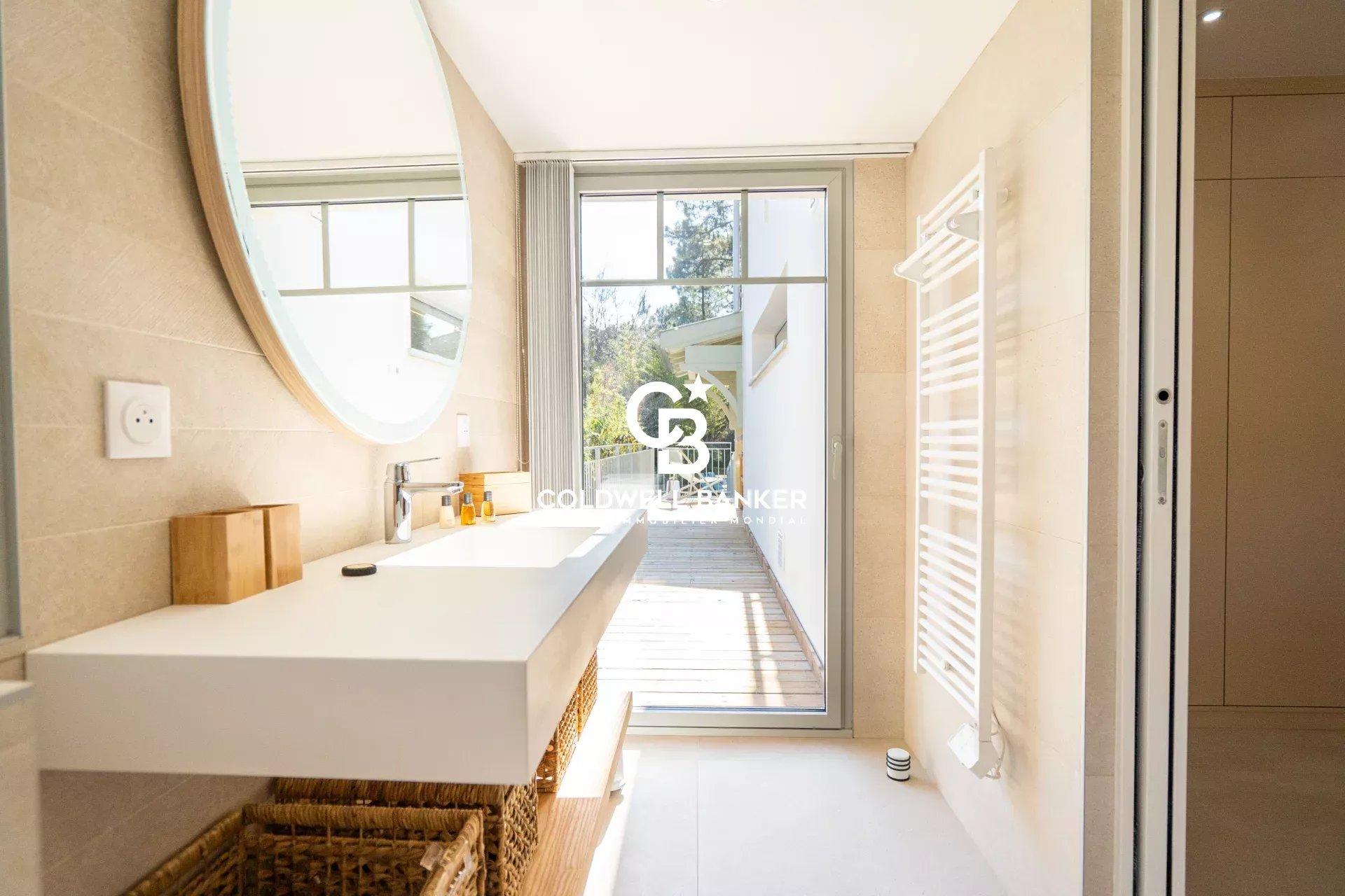 Villa rénovée proche plage au Pyla-sur-Mer – élégance forestière, volumes familiaux et piscine chauffée