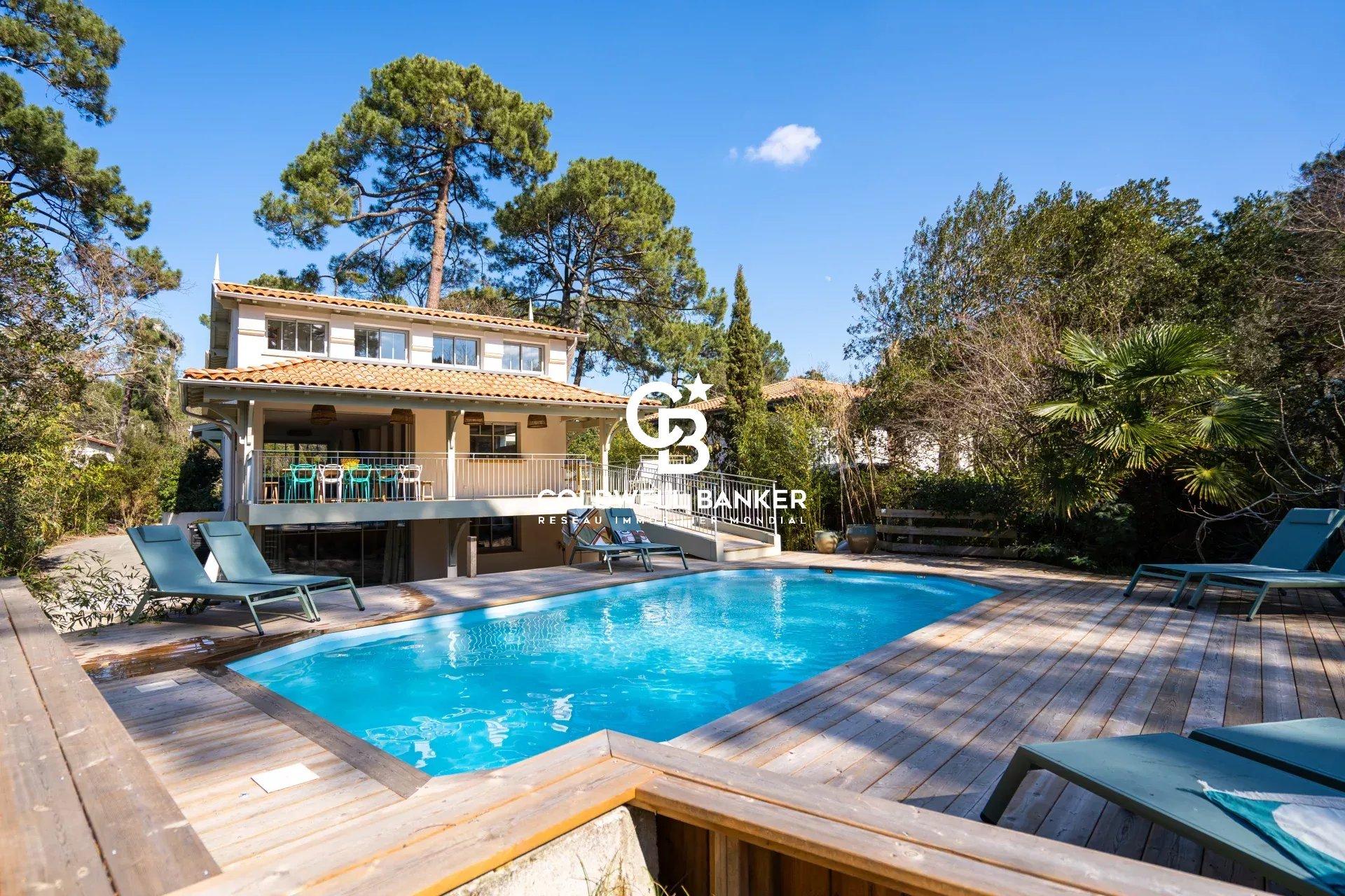 Villa rénovée proche plage au Pyla-sur-Mer – élégance forestière, volumes familiaux et piscine chauffée