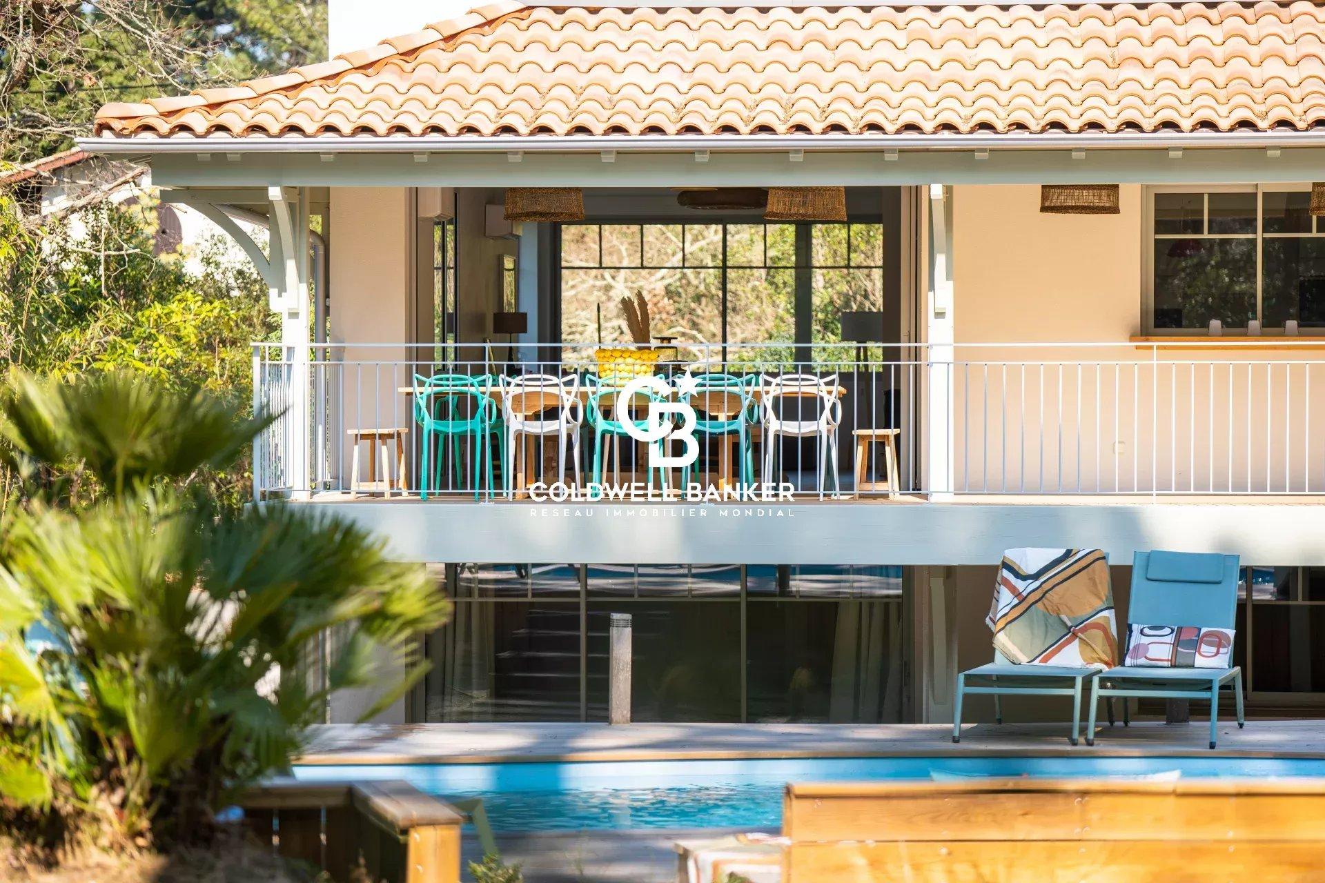 Villa rénovée proche plage au Pyla-sur-Mer – élégance forestière, volumes familiaux et piscine chauffée