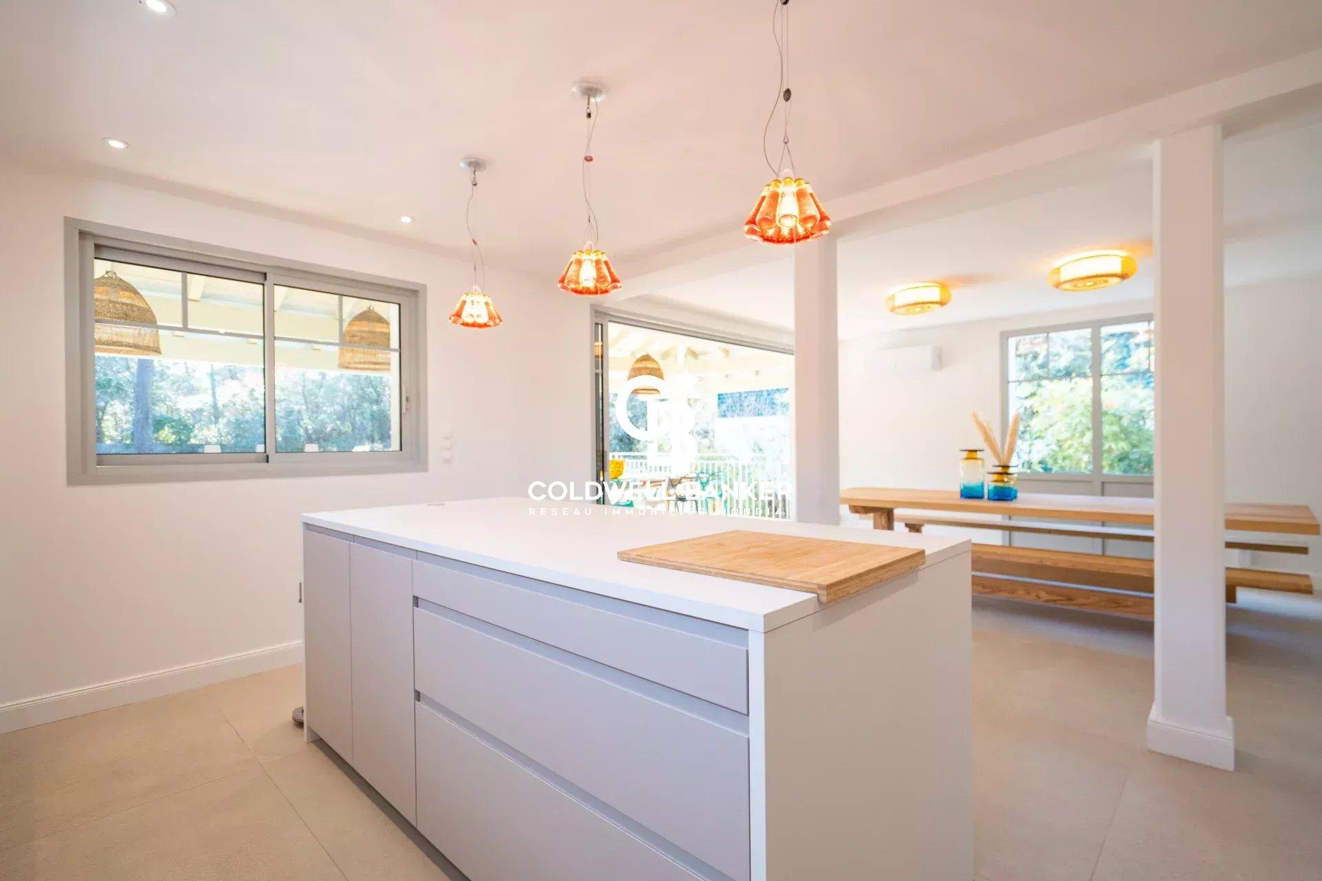 Villa rénovée proche plage au Pyla-sur-Mer – élégance forestière, volumes familiaux et piscine chauffée