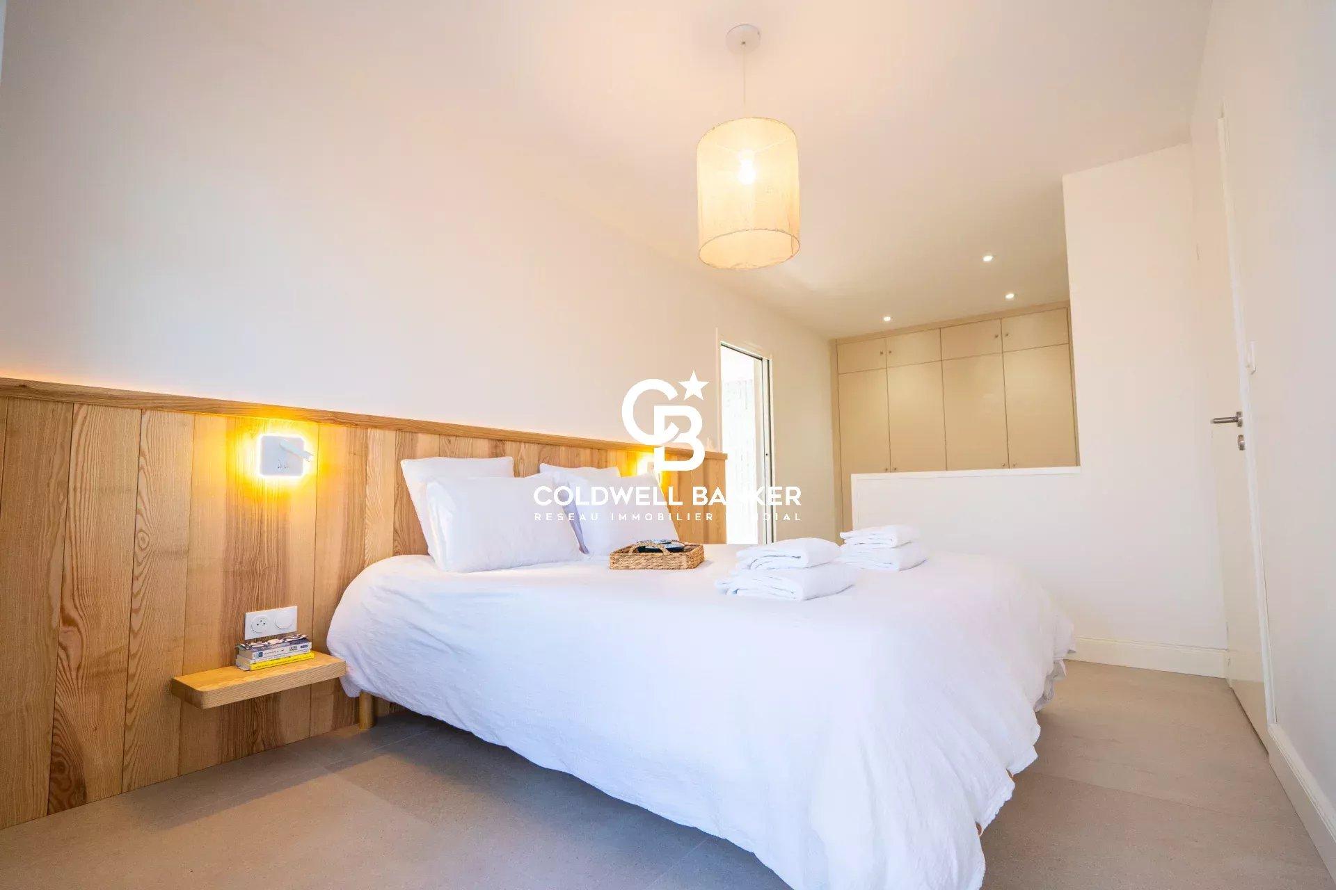 Villa rénovée proche plage au Pyla-sur-Mer – élégance forestière, volumes familiaux et piscine chauffée