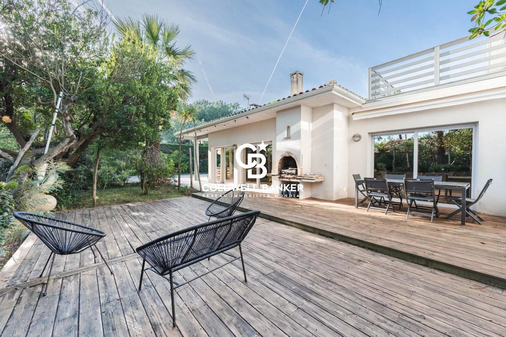 Lumière et élégance à la Pointe du Cap Ferret – villa d’architecte avec piscine et accès plages