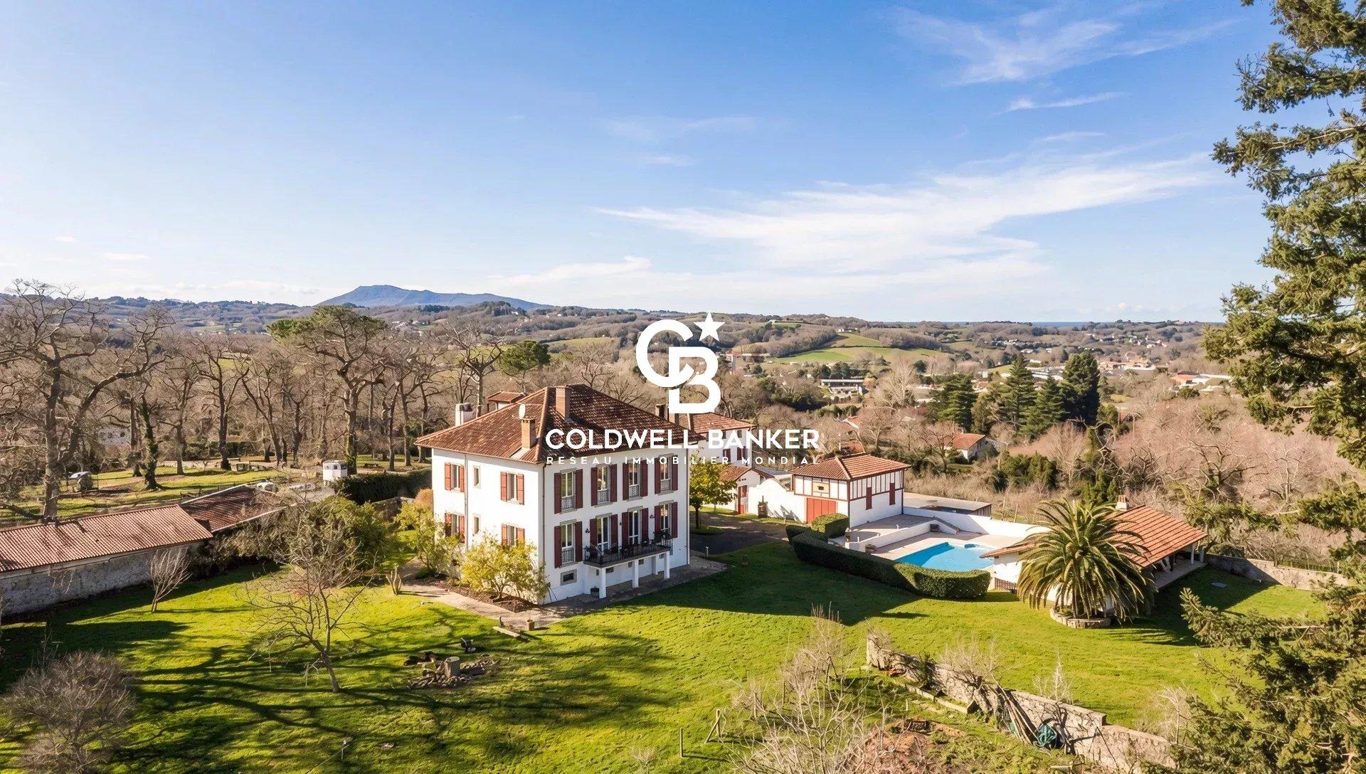 Vue mer et Pyrénées, domaine équestre d'exception à Urrugne sur 7,5 hectares