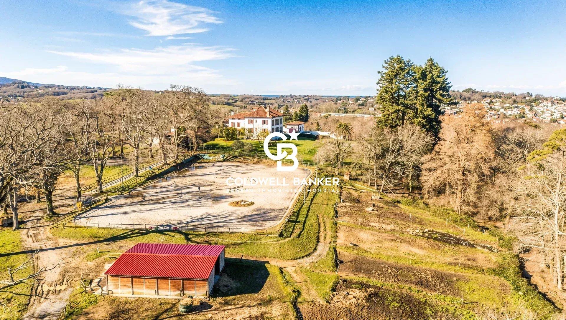 Vue mer et Pyrénées, domaine équestre d'exception à Urrugne sur 7,5 hectares